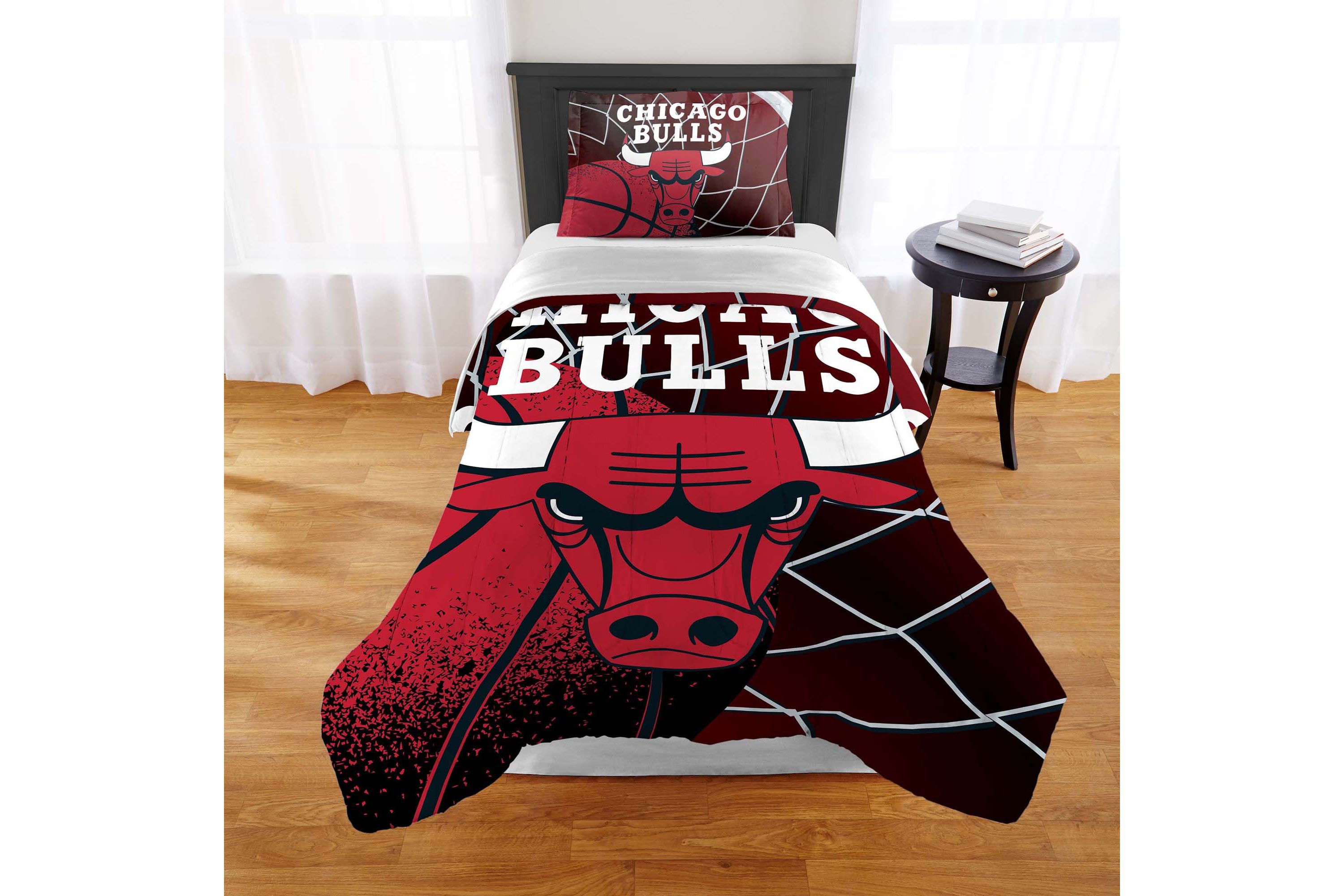 NBA Chicago Bulls Officially Licenced Comforter & Sham set
