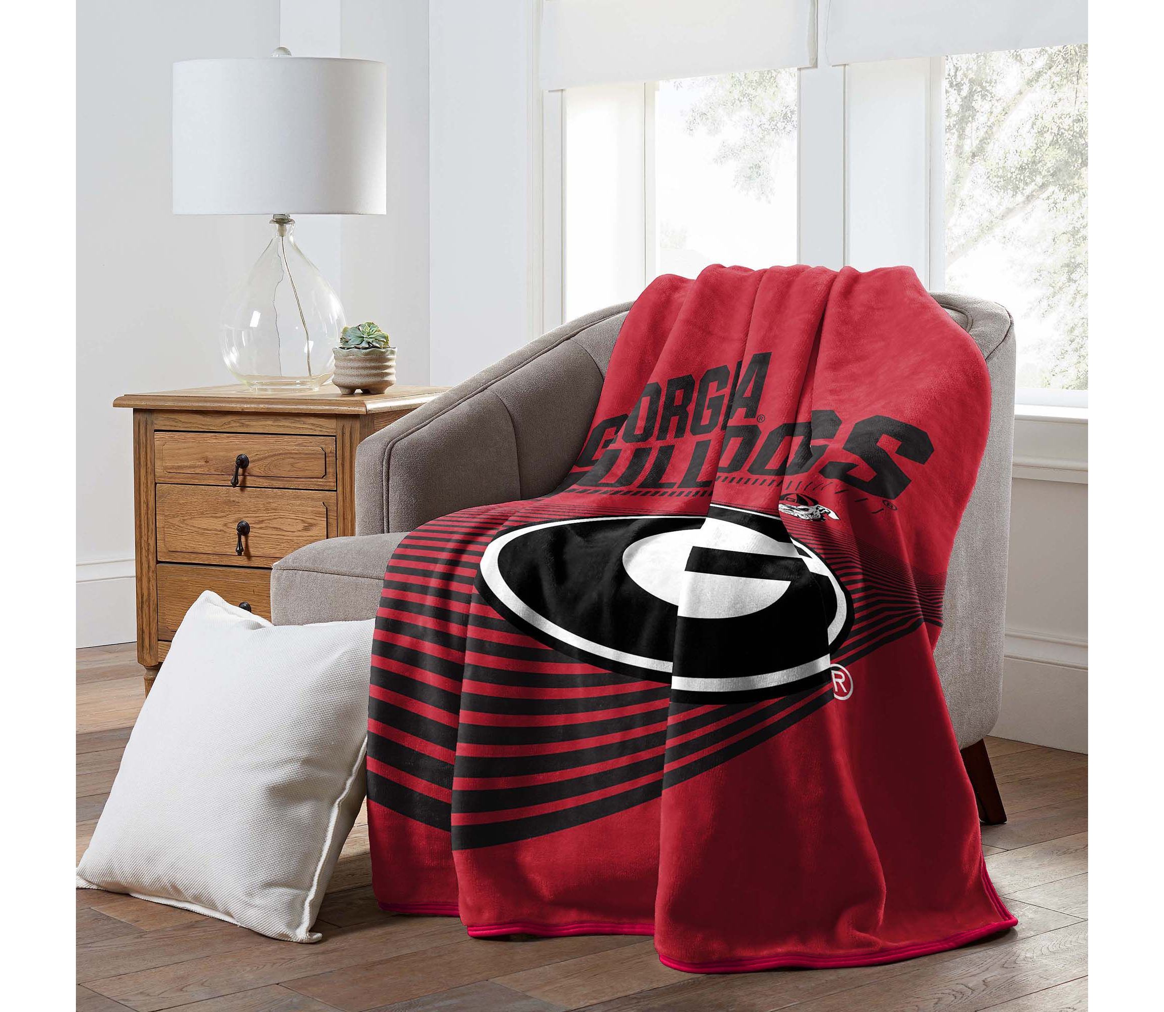 NCAA Officially Licenced Georgia Bulldogs 60" x 80" Raschel Throw Blanket