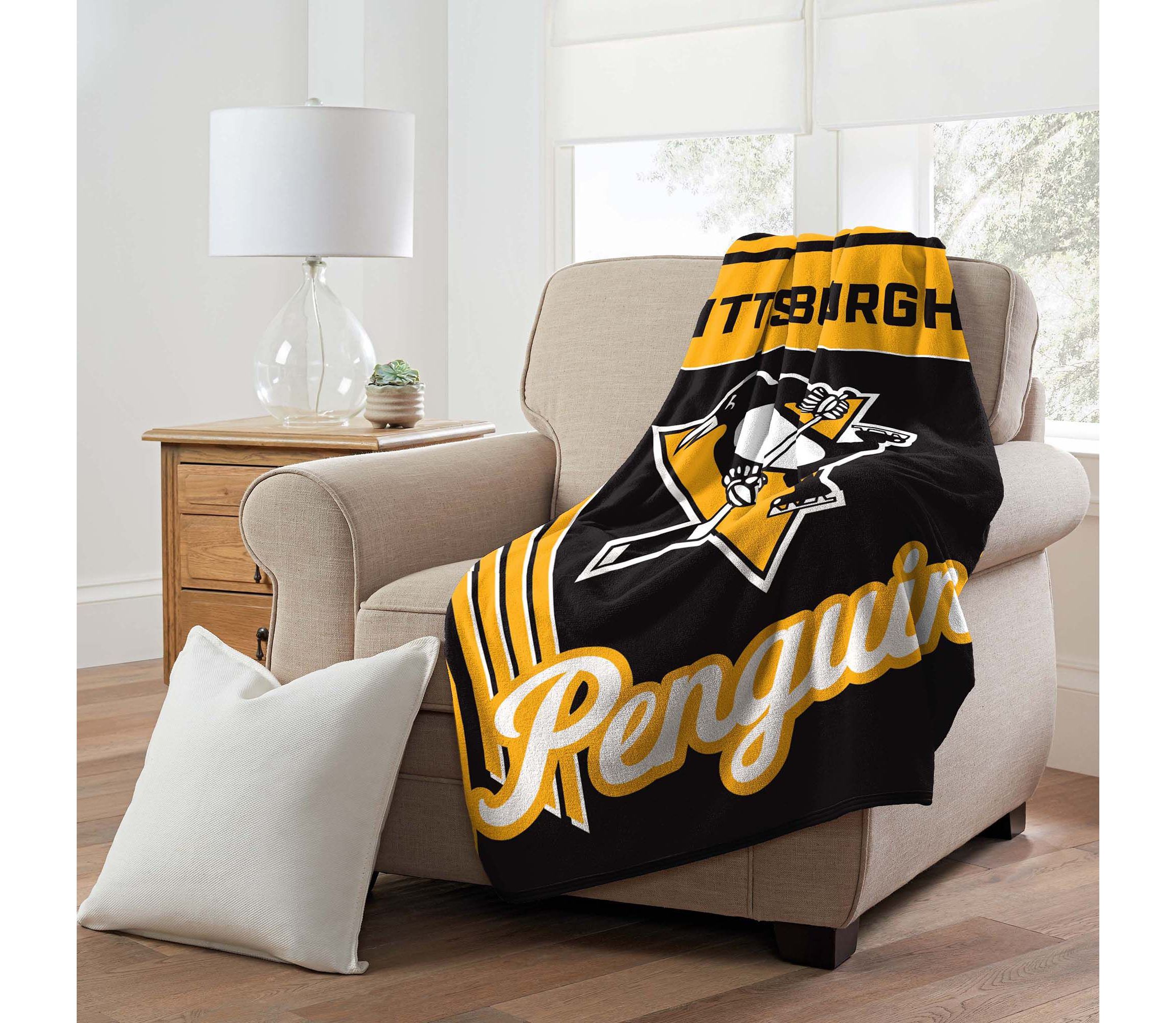 NHL Officially Licenced Pittsburgh Penguins 46" x 60" Microfiber Throw Blanket