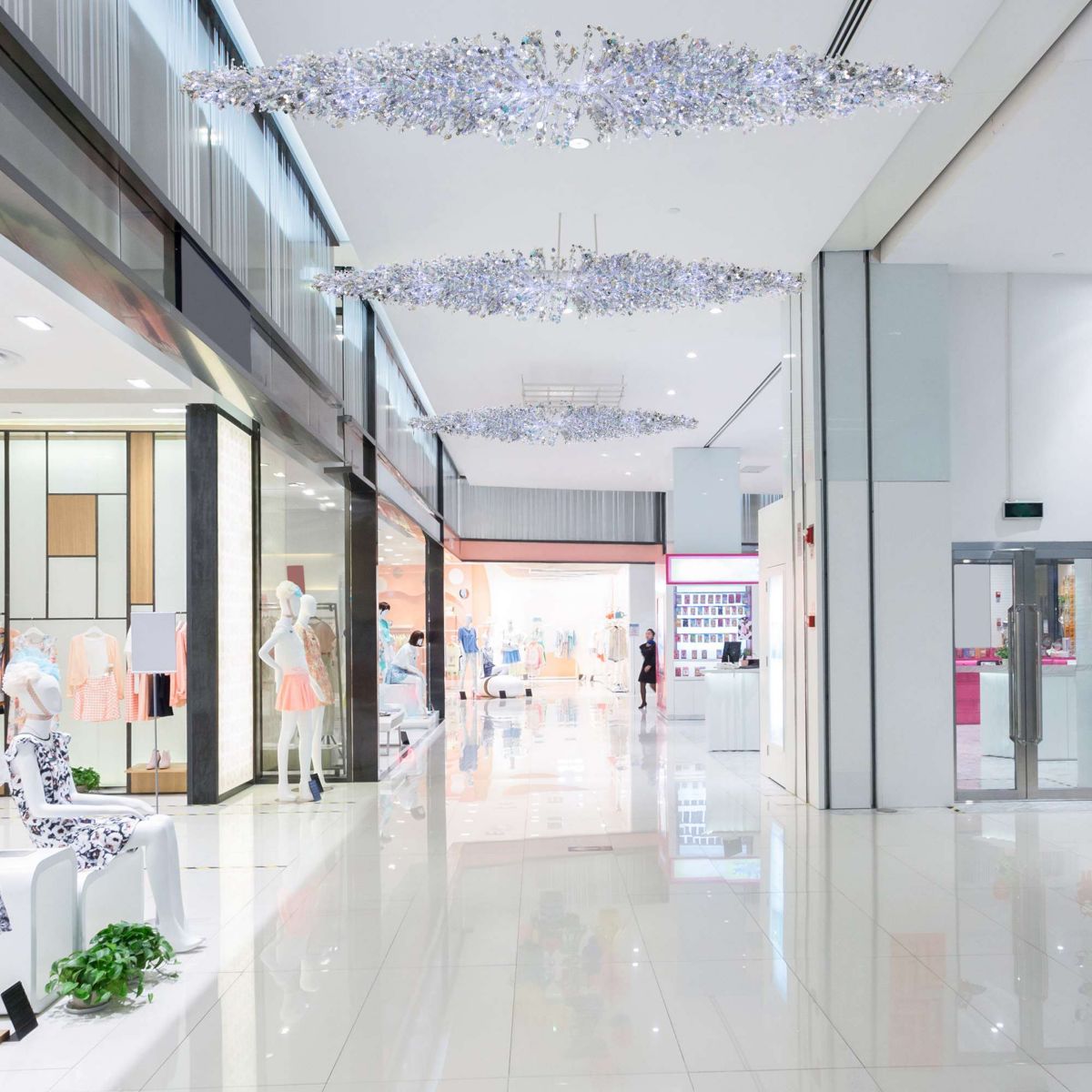 LED Lighted Commercial Manhattan Lightspray Christmas Swag - 9 - Silver