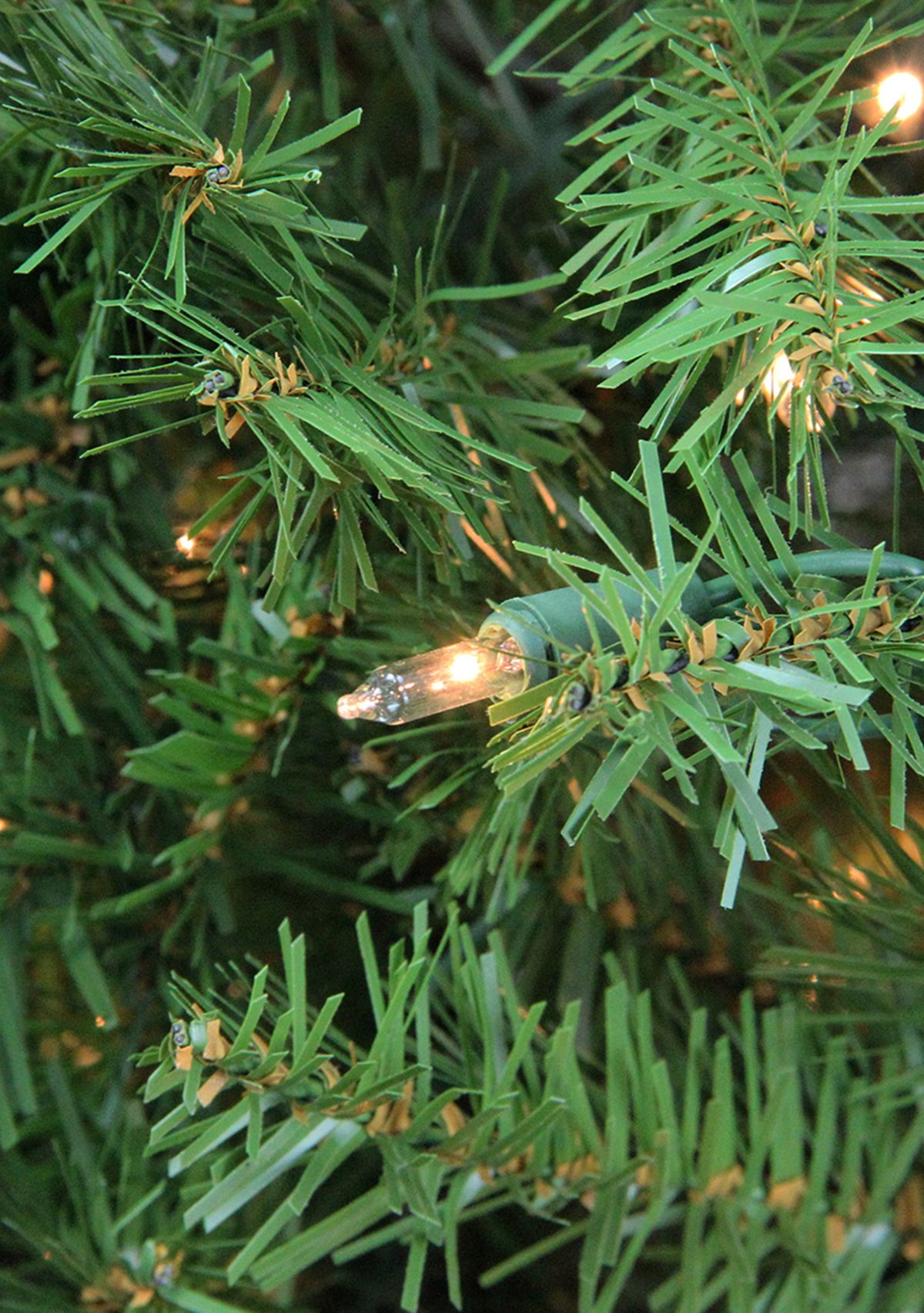 10 Pre-Lit Green Medium Northern Pine Artificial Christmas Tree - Clear Lights