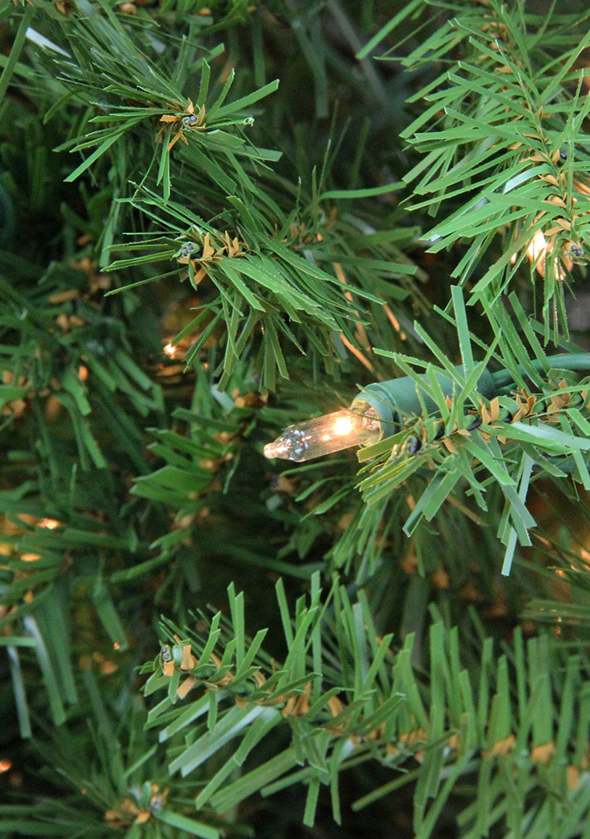14 Pre-Lit Full Northern Pine Artificial Christmas Tree - Clear Lights