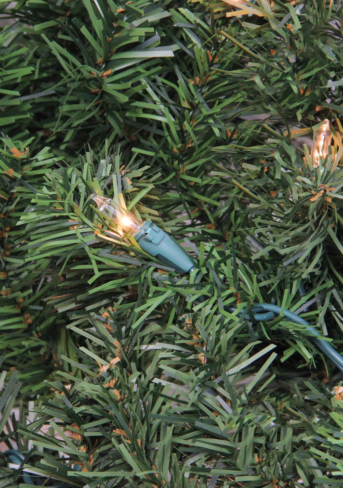 24Inch Pre-Lit Canadian Pine Artificial Christmas Wreath  Clear Lights