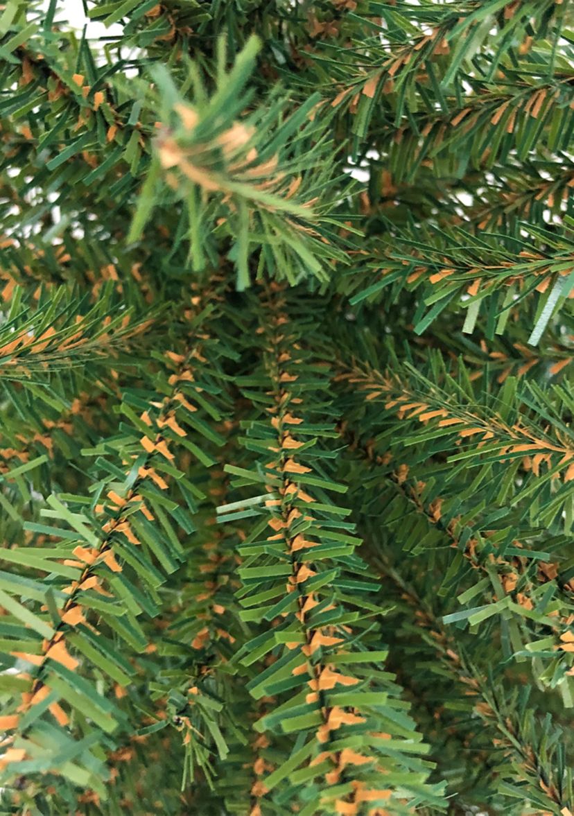 18Inch Traditional Scottsdale Mini Pine Artificial Christmas Tree with Burlap  Unlit