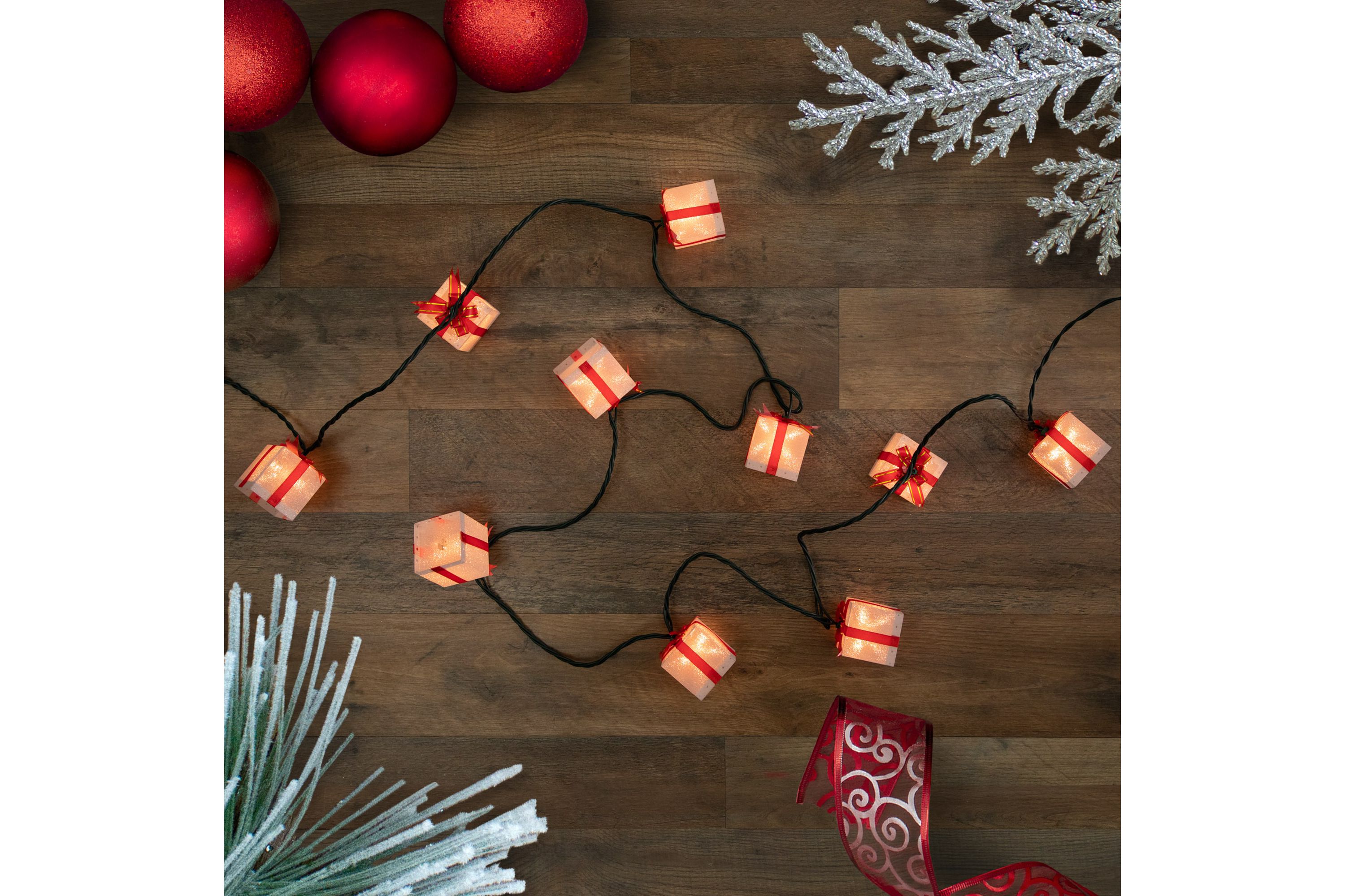 10-Count White and Red Christmas Present Light Set- 7.5ft Green Wire
