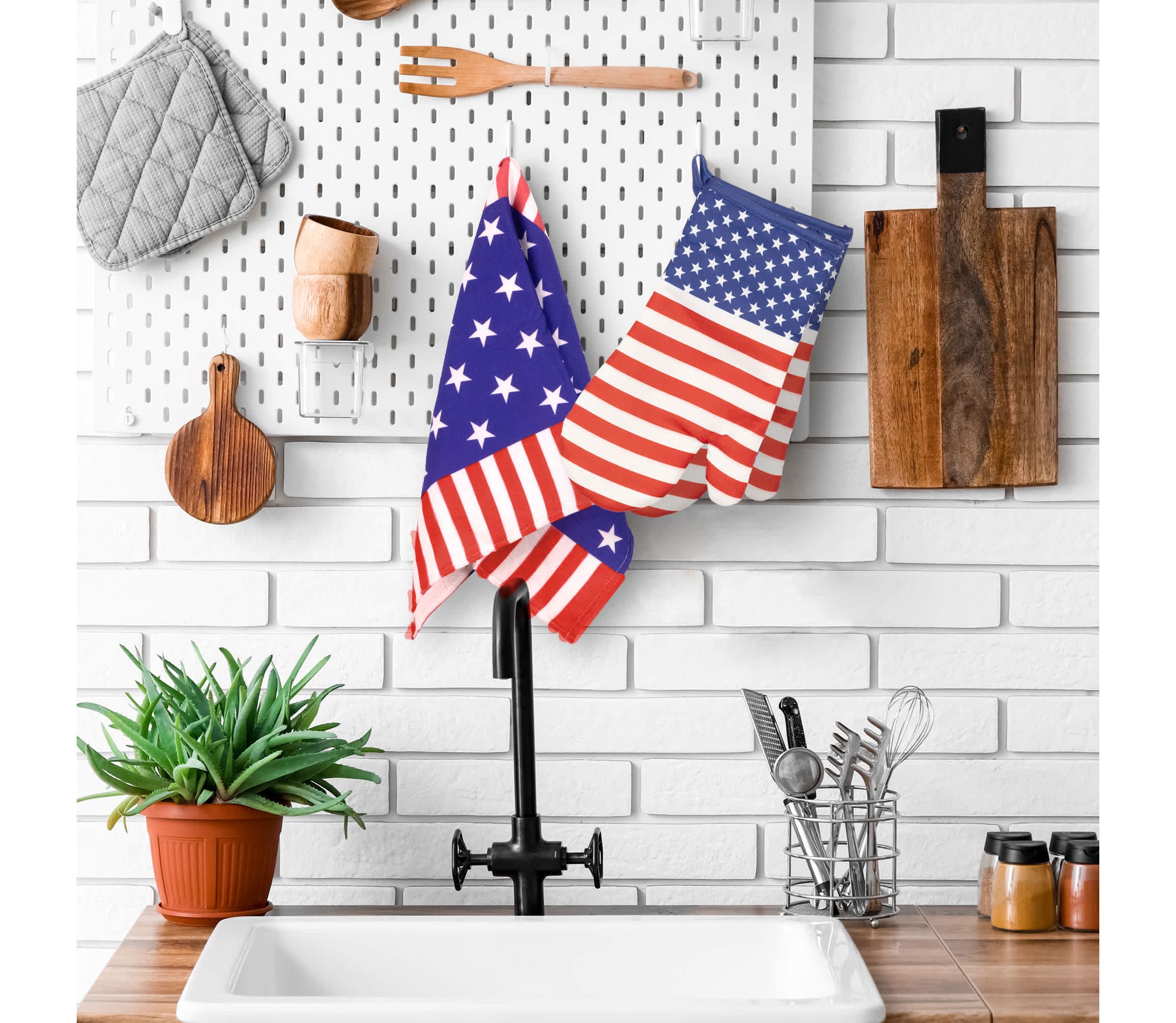 Stars and Stripes Americana Oven Mitts - 13.75" - Red and Blue - Set of 2