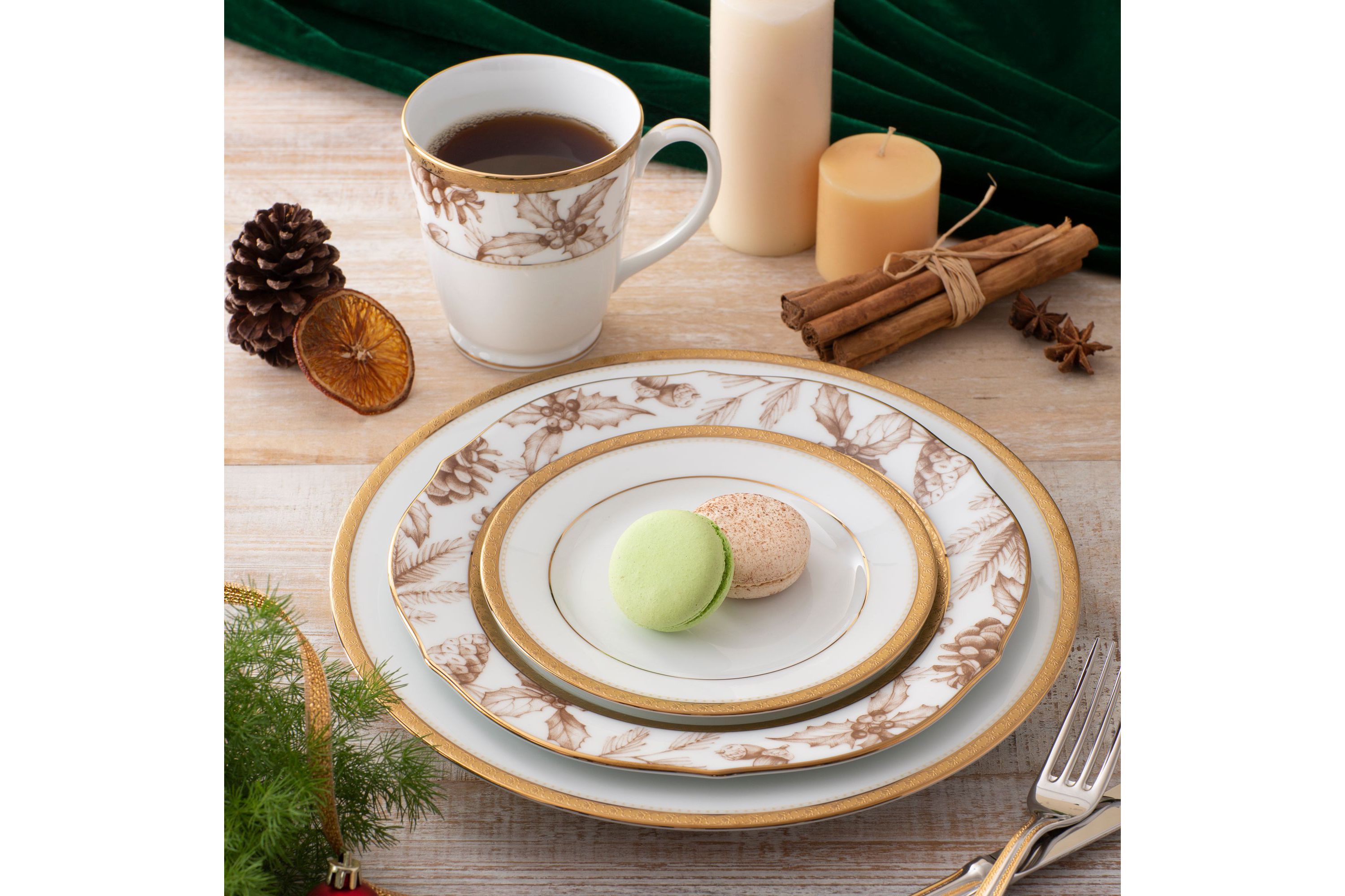 Charlotta Gold Set Of 4 Holiday Accent Plates, 9"