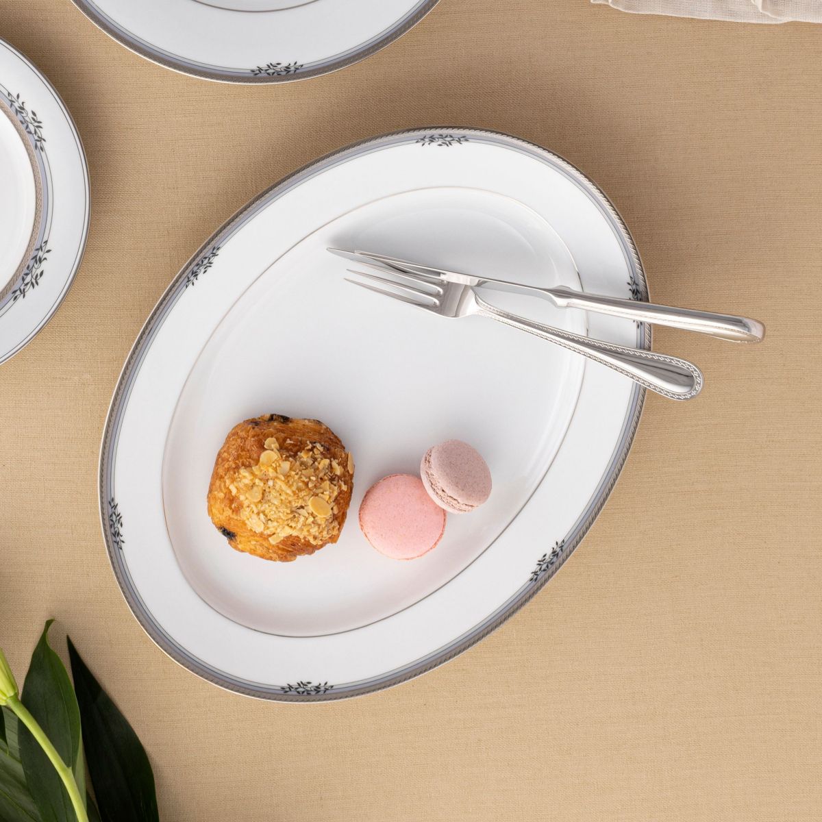 Laurelvale Oval Platter, 16"