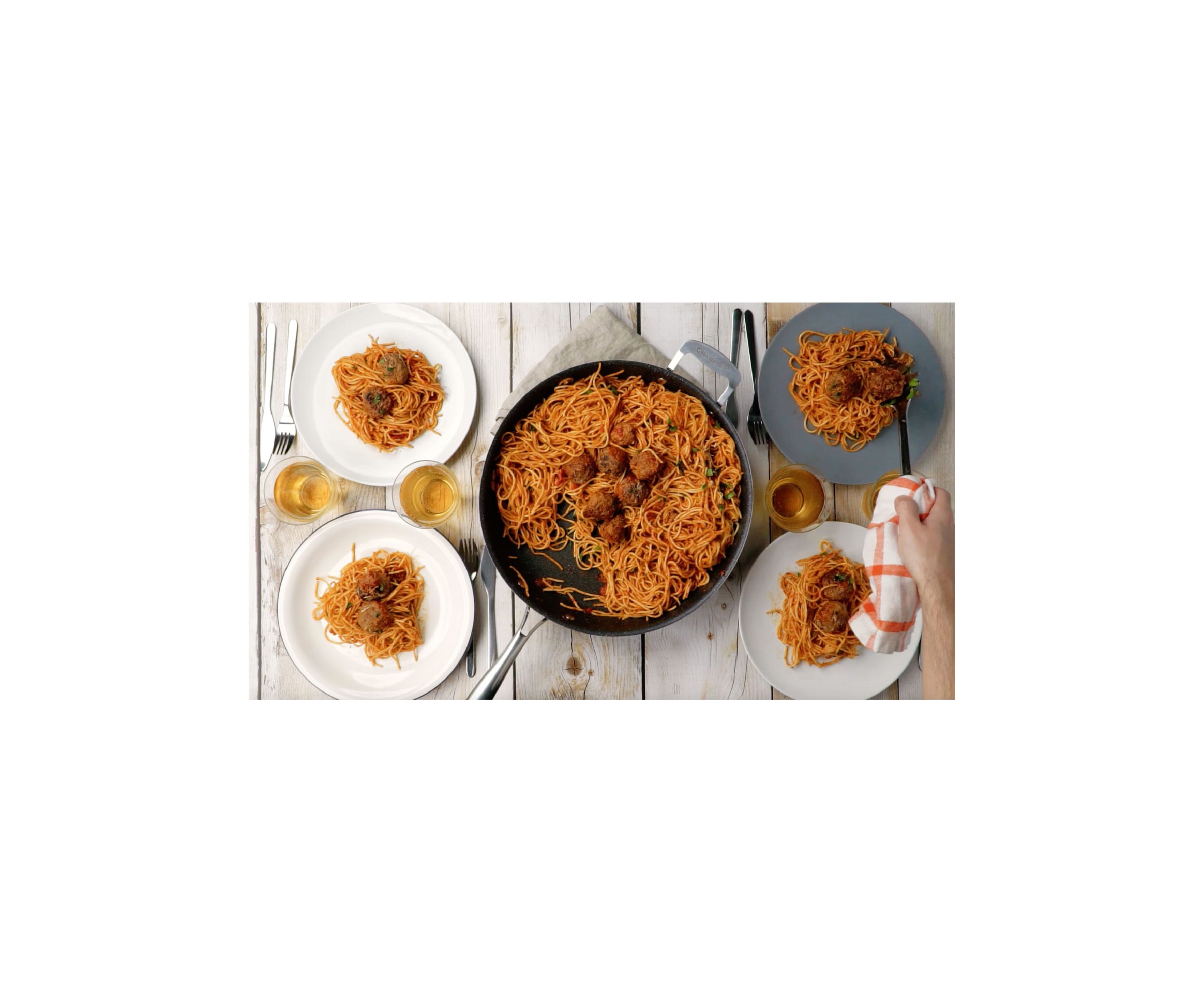 14 Inch Ultra-Durable Mineral And Diamond Infused Family Skillet With Helper Handle
