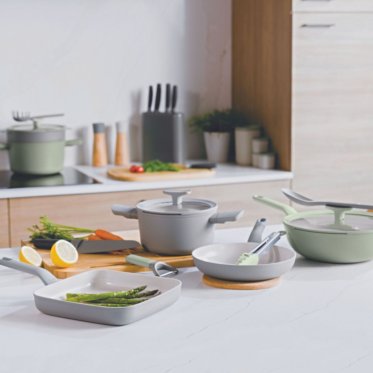 BergHOFF Balance Nonstick Ceramic Stockpot 10", 5.8qt. With Glass Lid, Recycled Aluminum, Sage