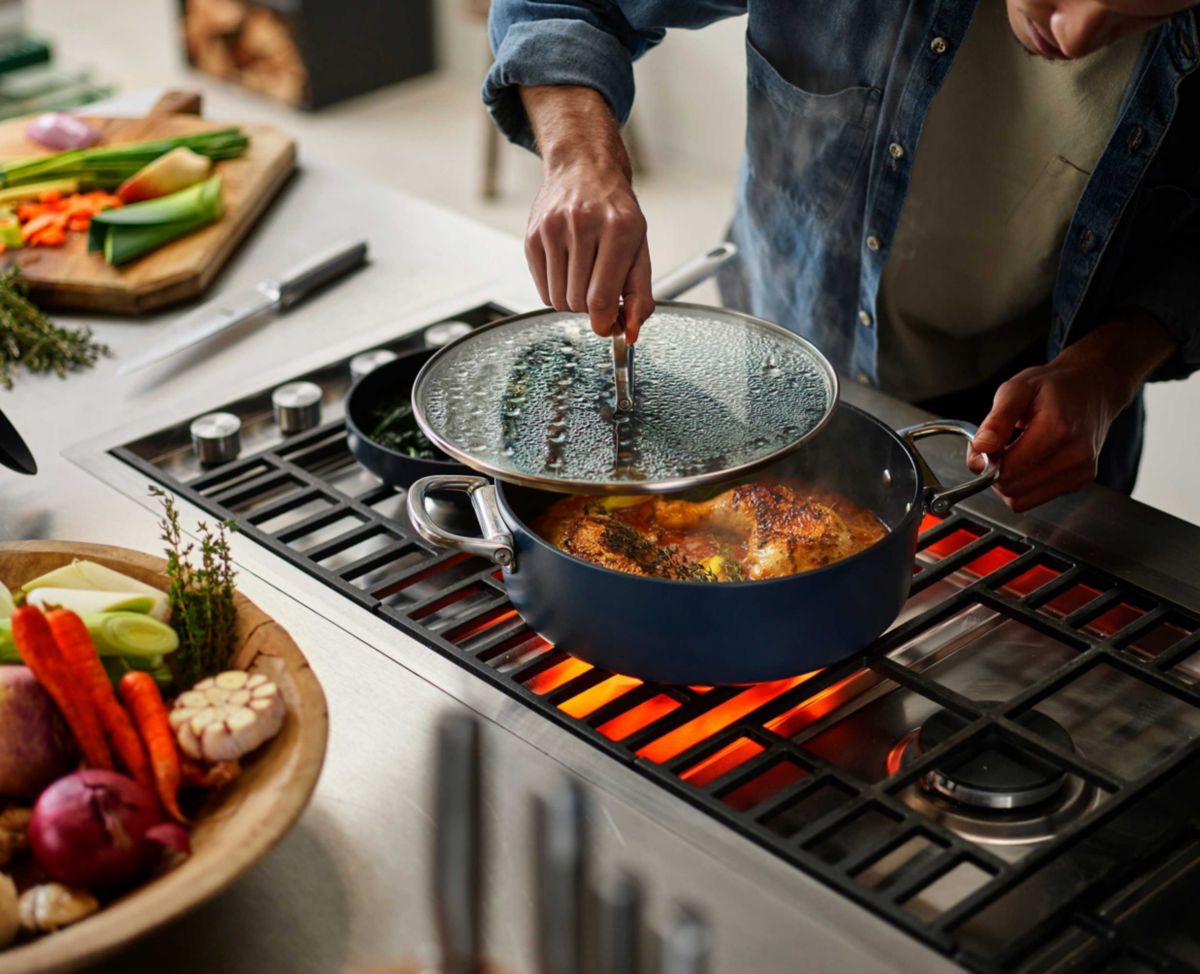 Space Saving 5 qt Ceramic Non-Stick shallow casserole with folding handles  and lid