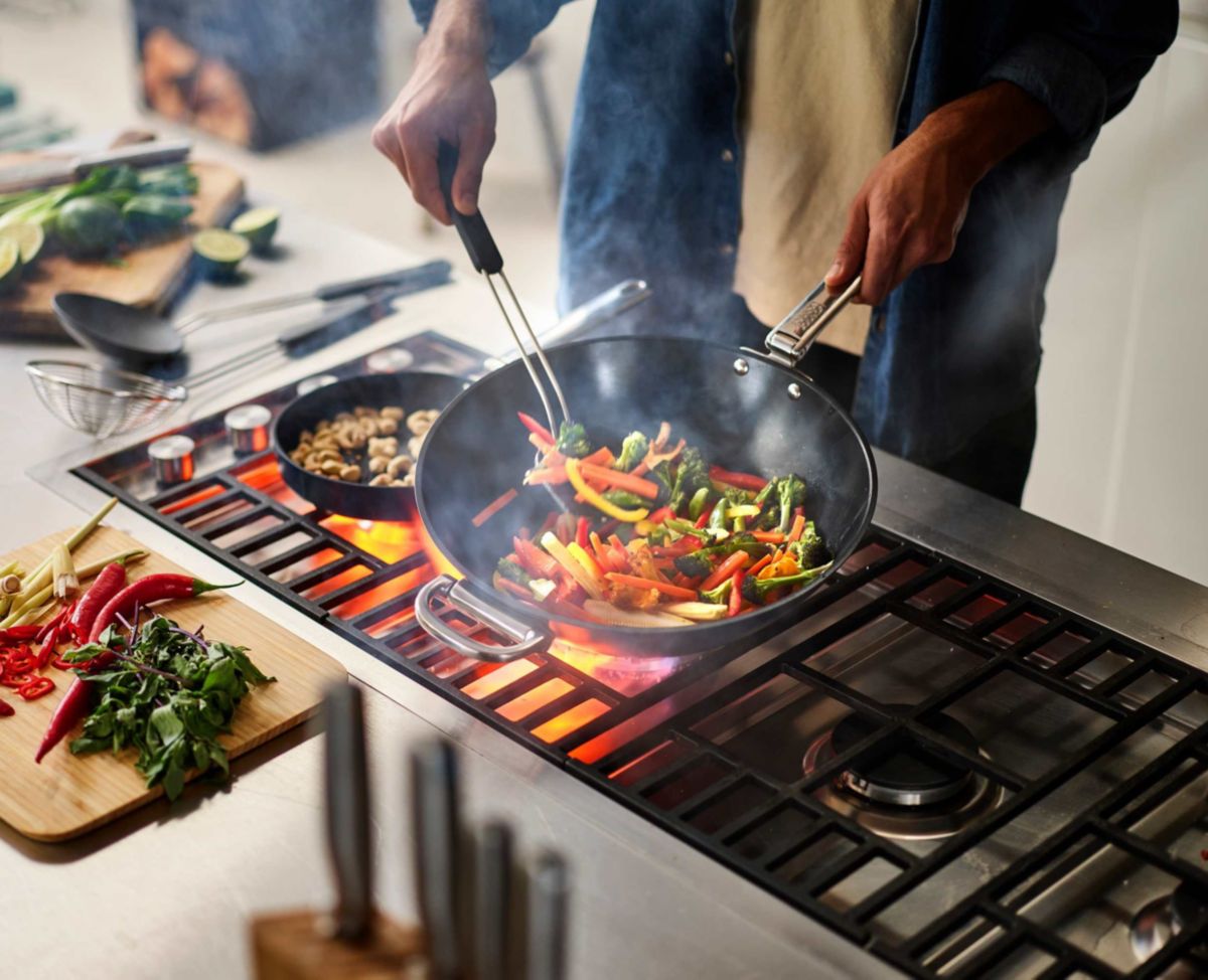 Space 12.5" Ceramic Non-Stick wok with folding handle
