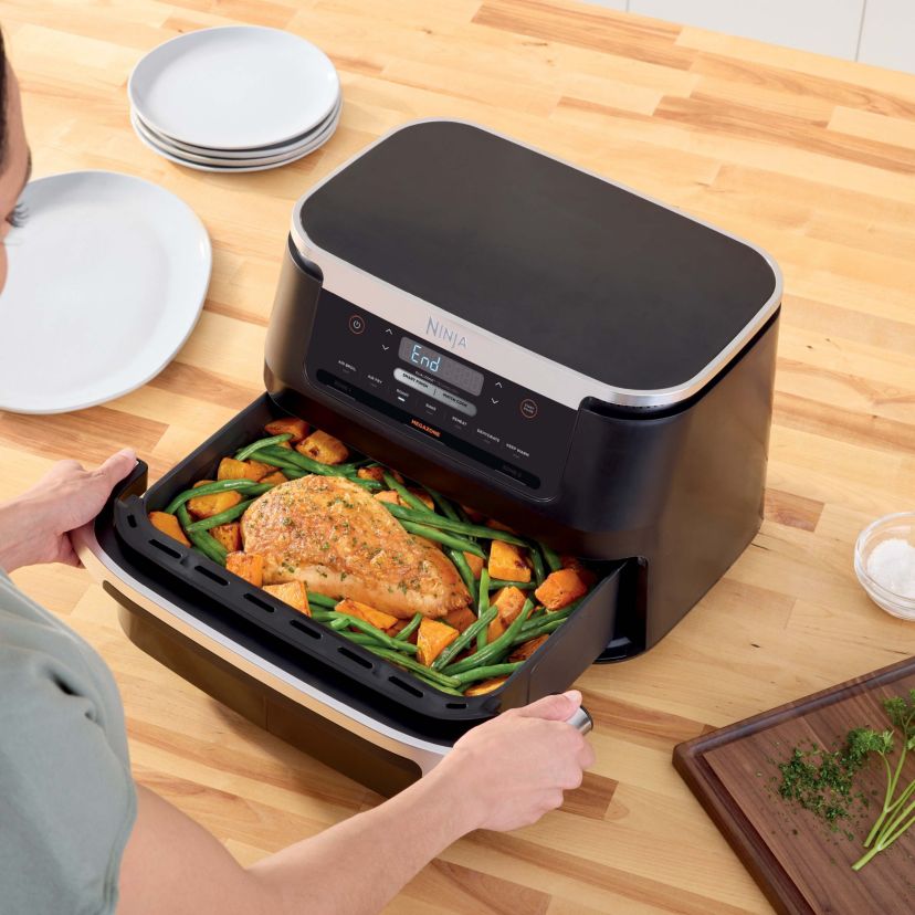 Foodi 6-in-1 FlexBasket Air Fryer with 7-QT MegaZone & Basket Divider for Large Proteins & Full Meals, Smart Finish Cook 2 Foods 2 Ways, Family Sized Capacity, Air Fry, Roast & More, Black