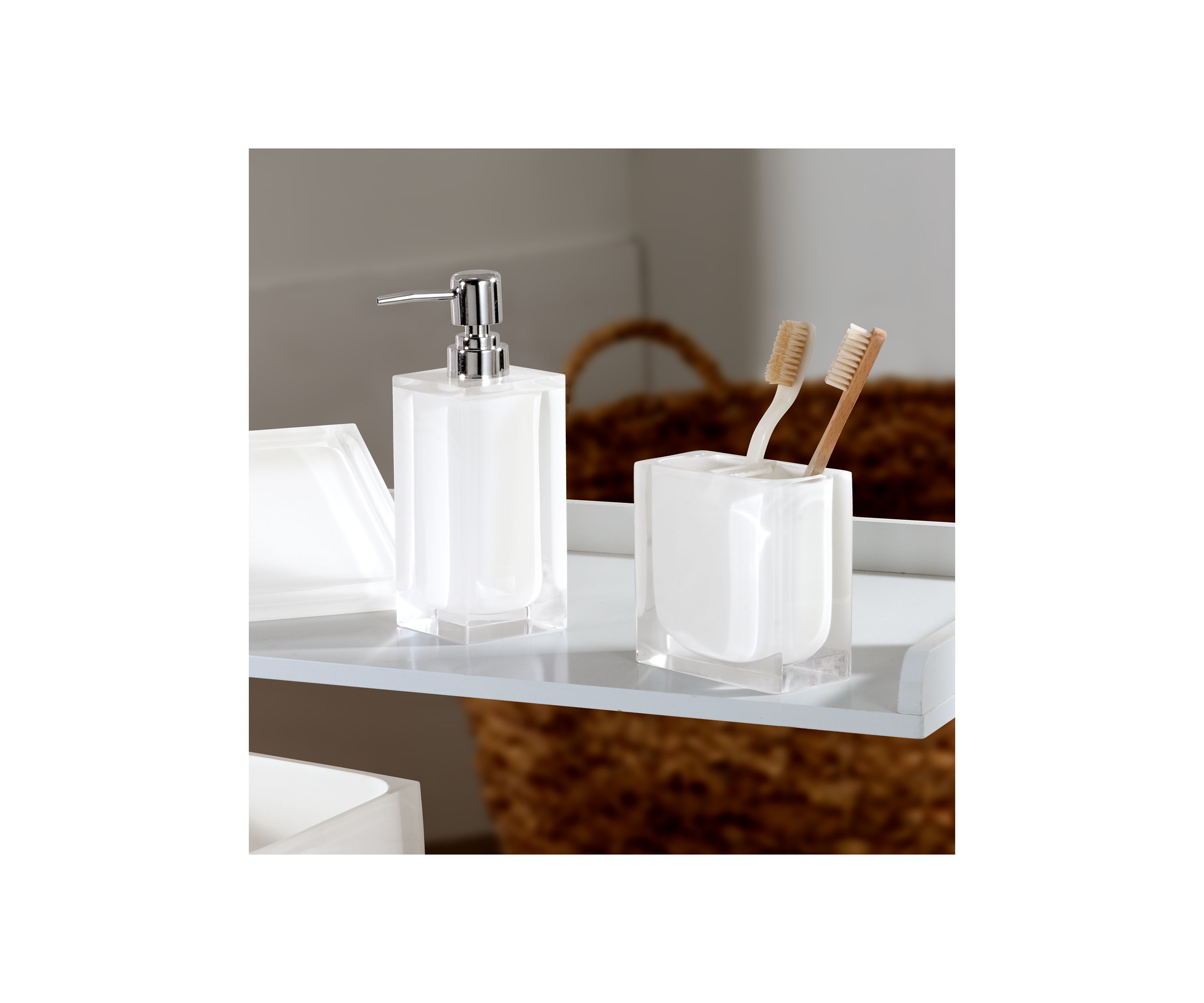 Izod Marina White Lotion Pump