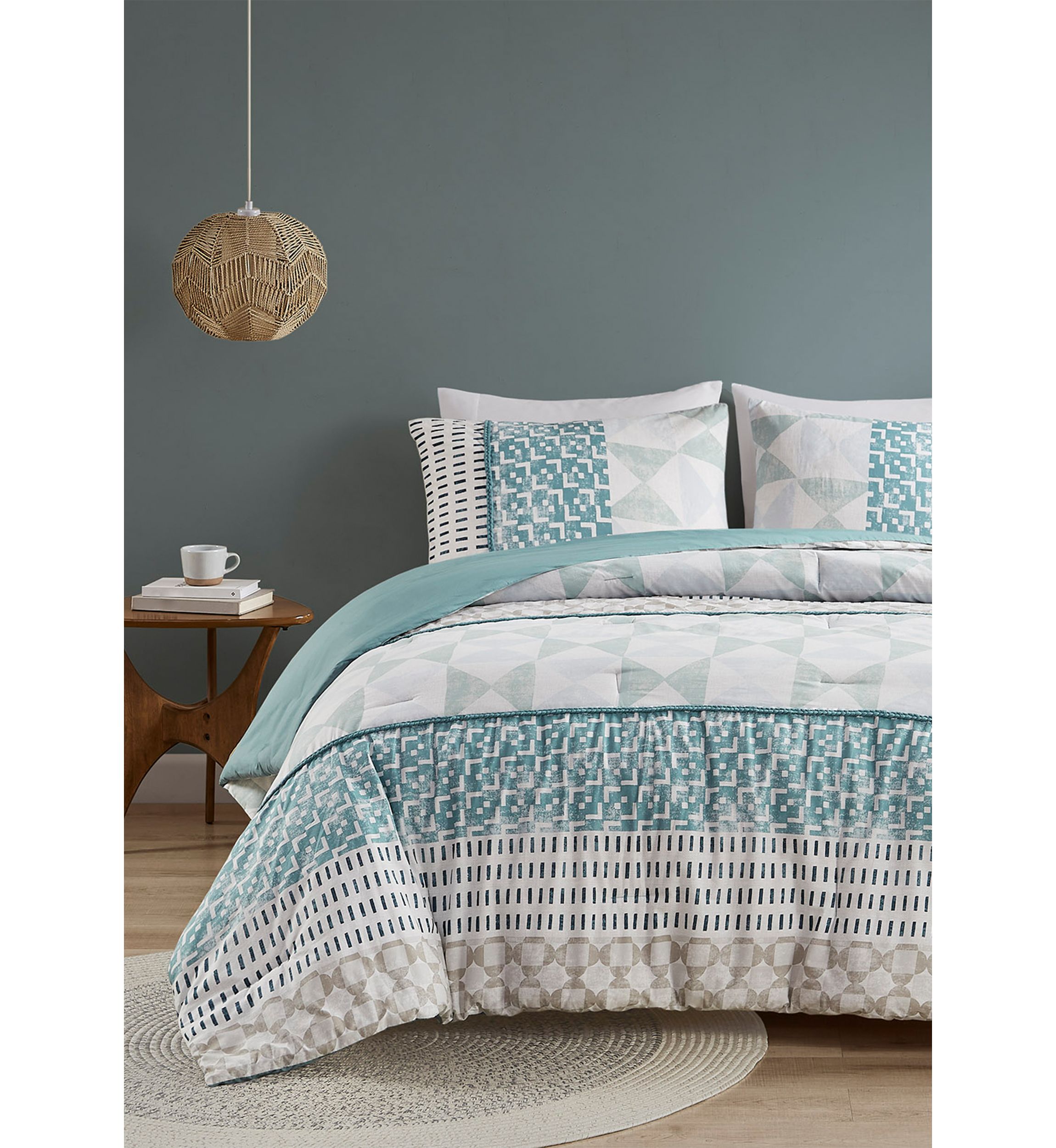 Daria Comforter Set
