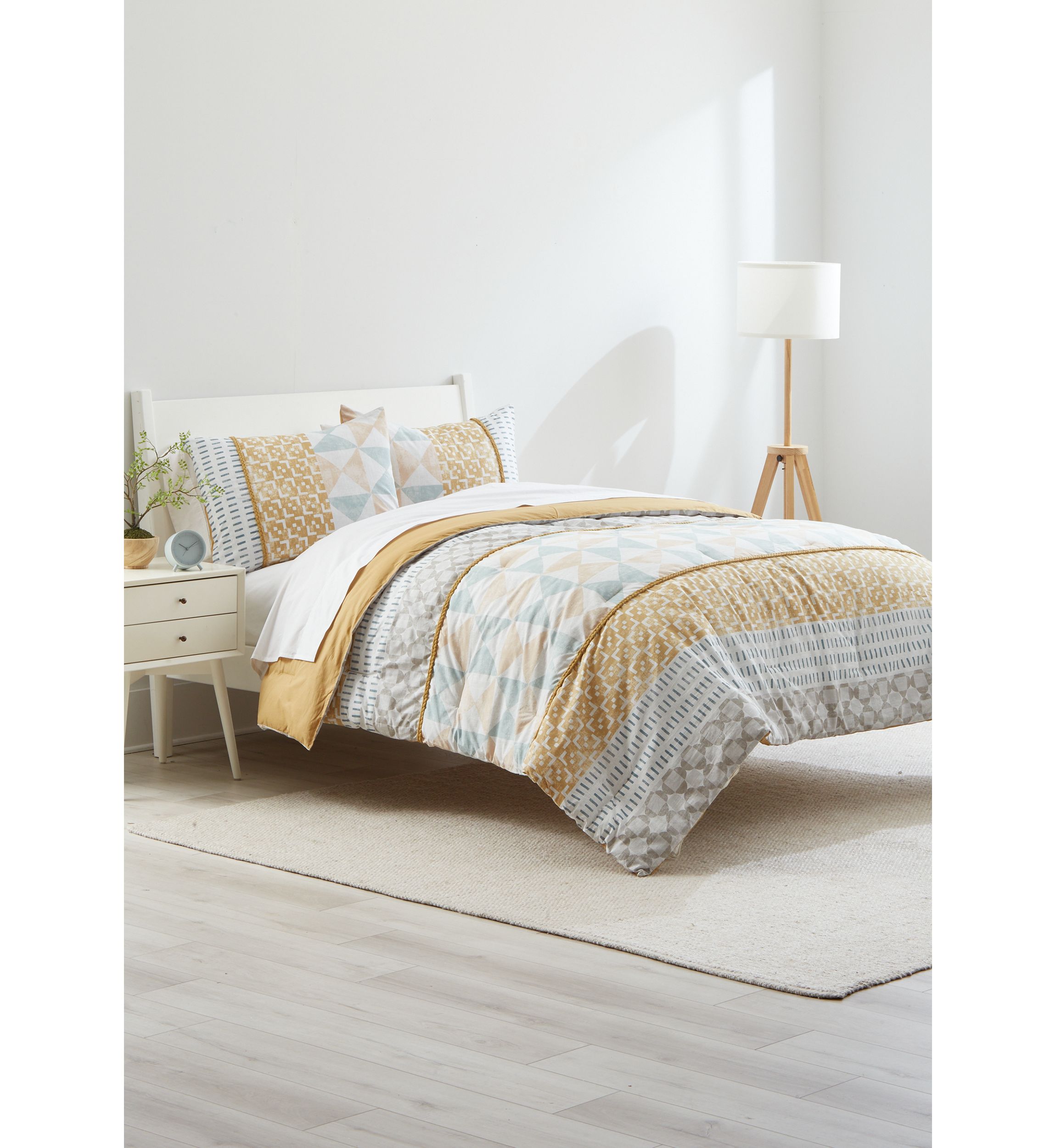 Daria Comforter Set