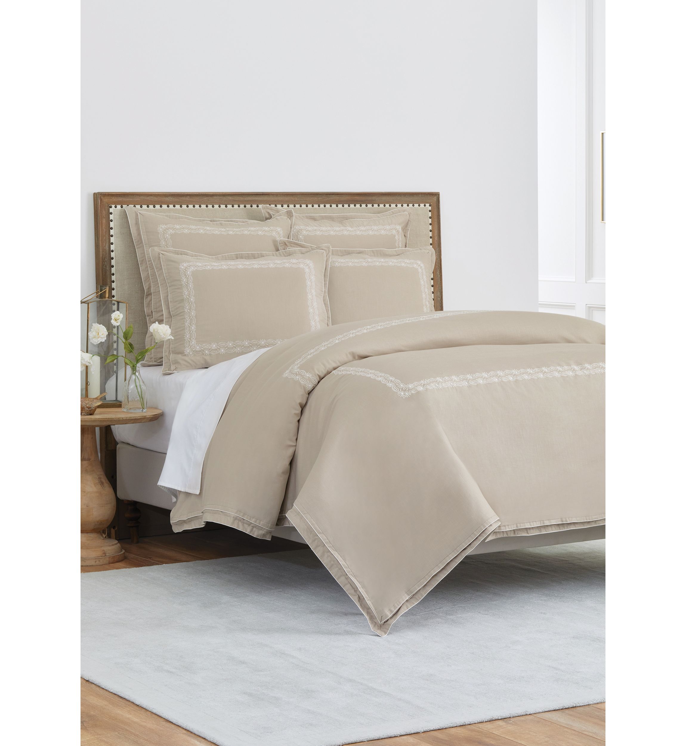 Adonare Comforter Set