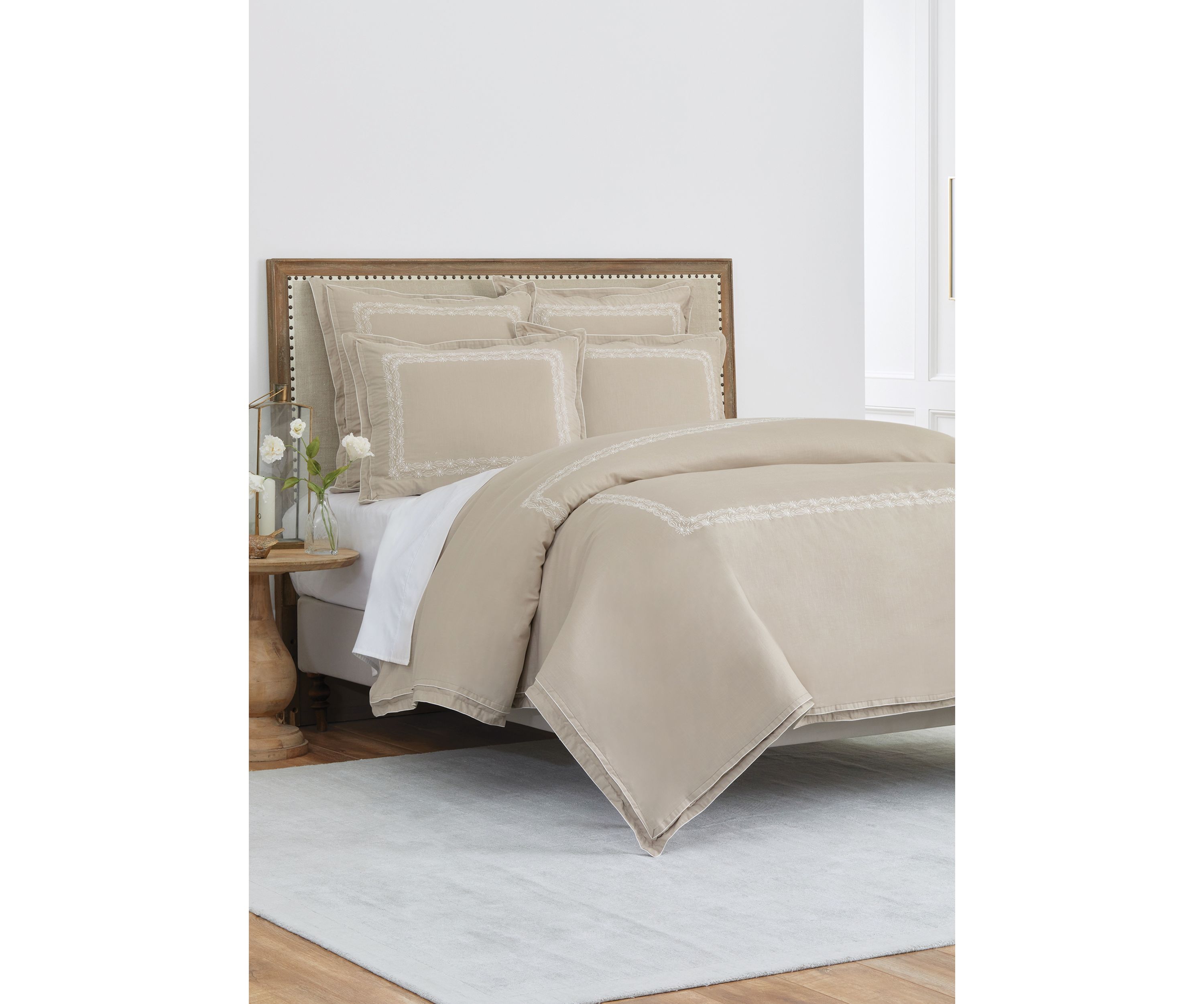 Adonare Comforter Set