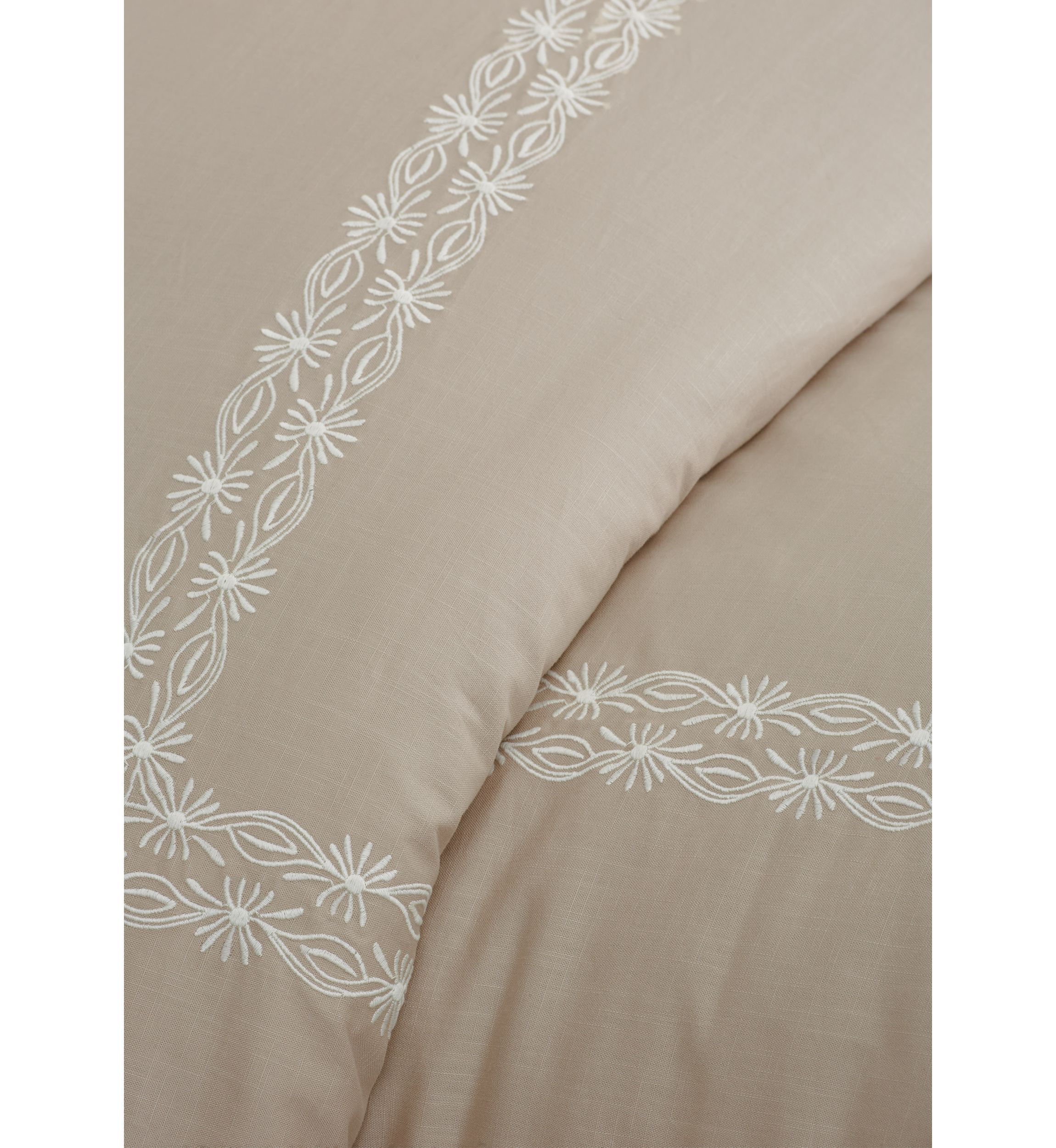 Adonare Comforter Set