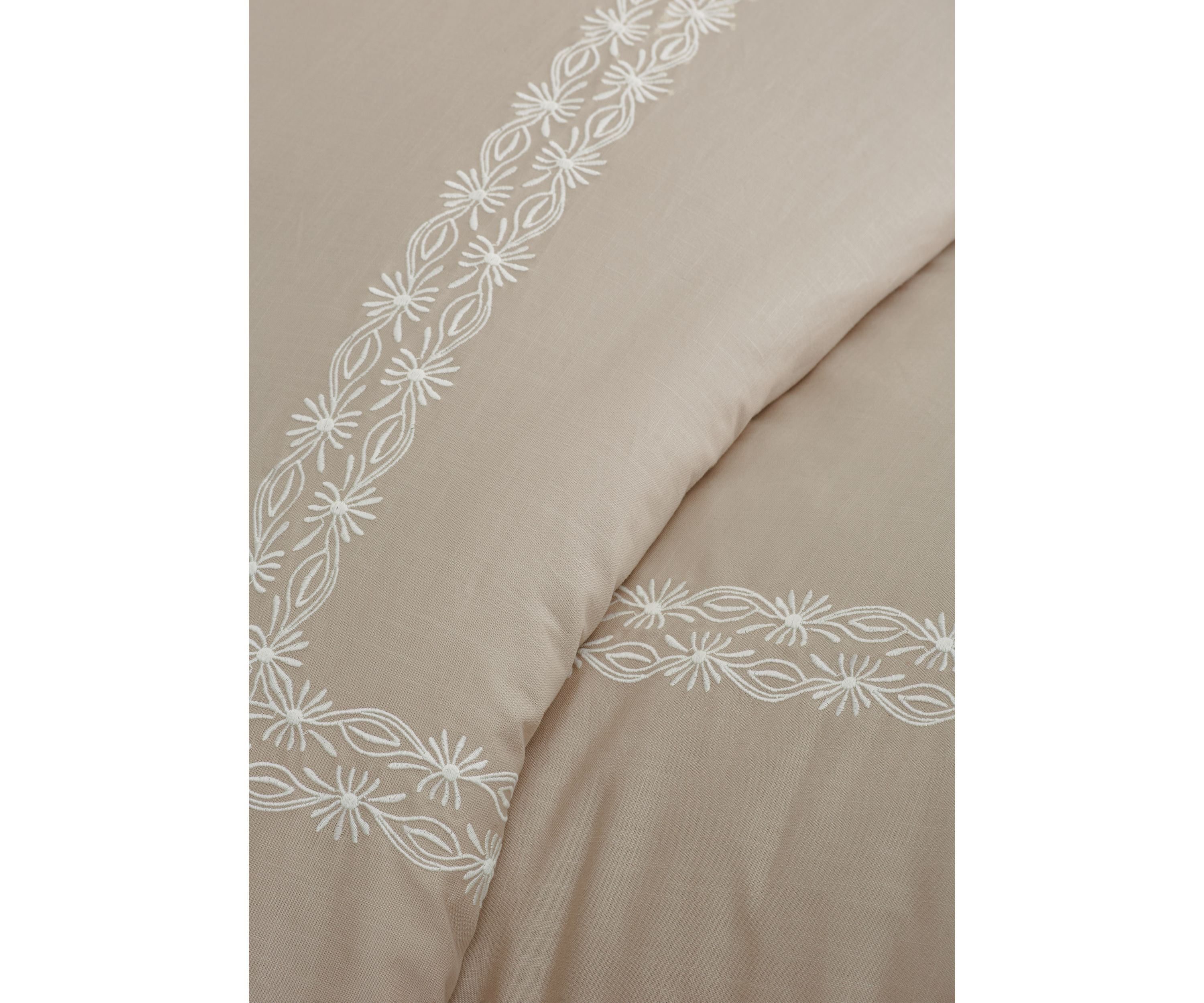 Adonare Comforter Set