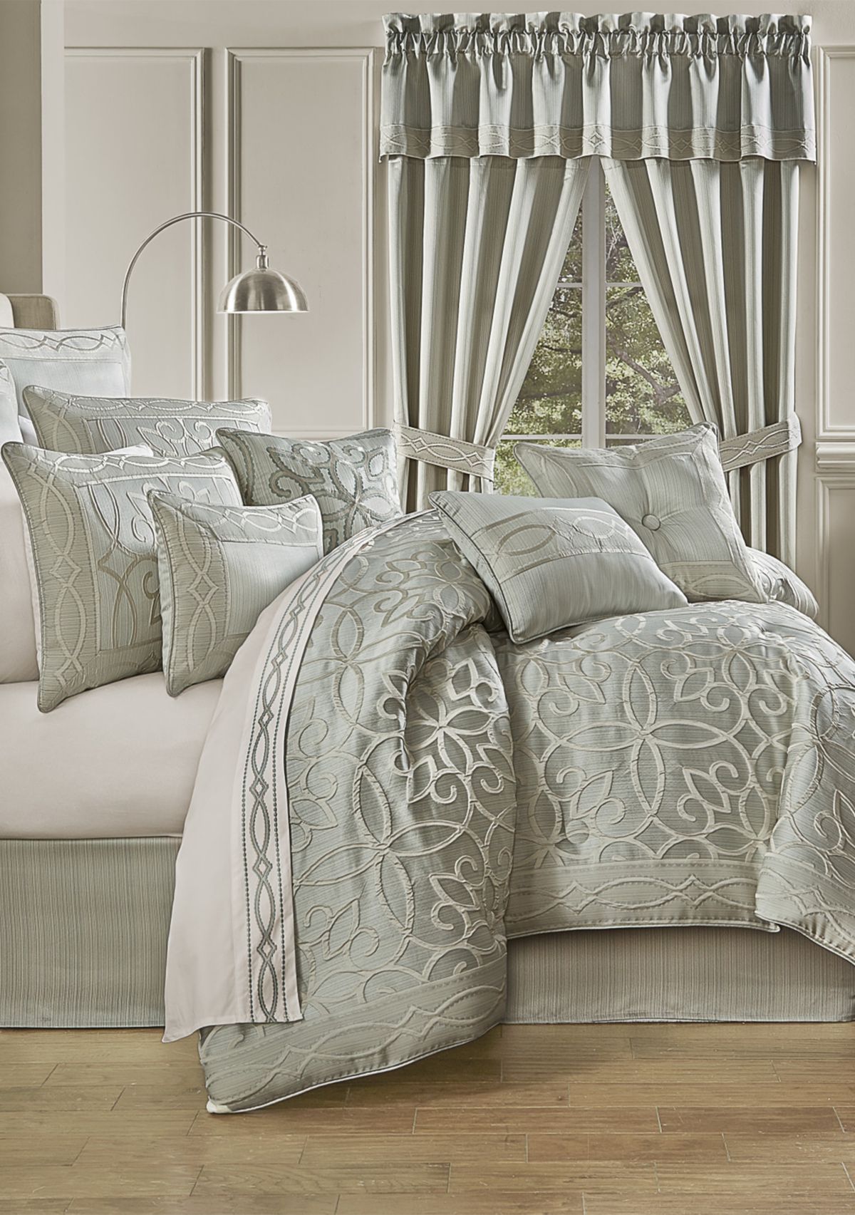 Nouveau 4pc. Comforter Set