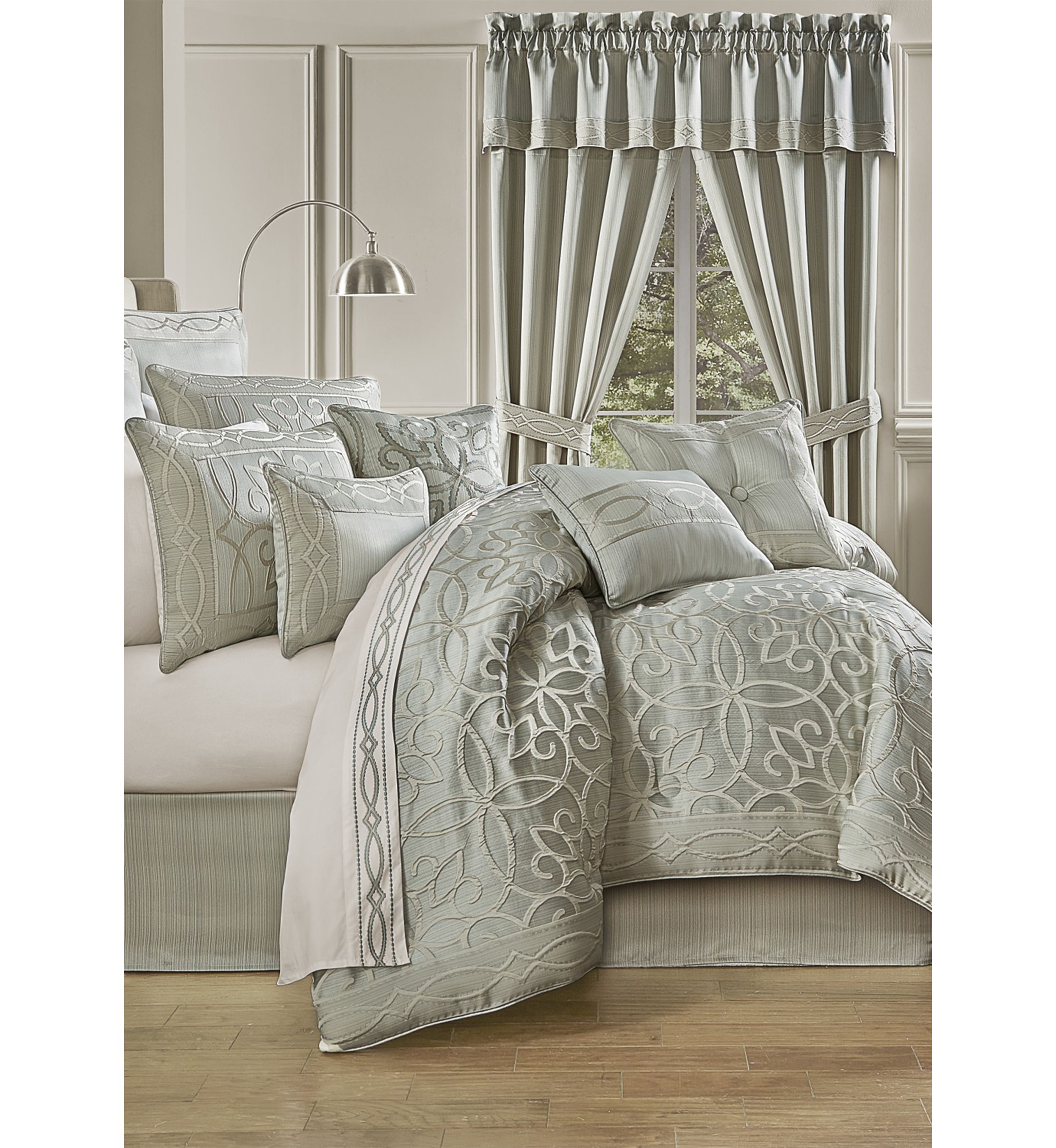 Nouveau 4pc. Comforter Set