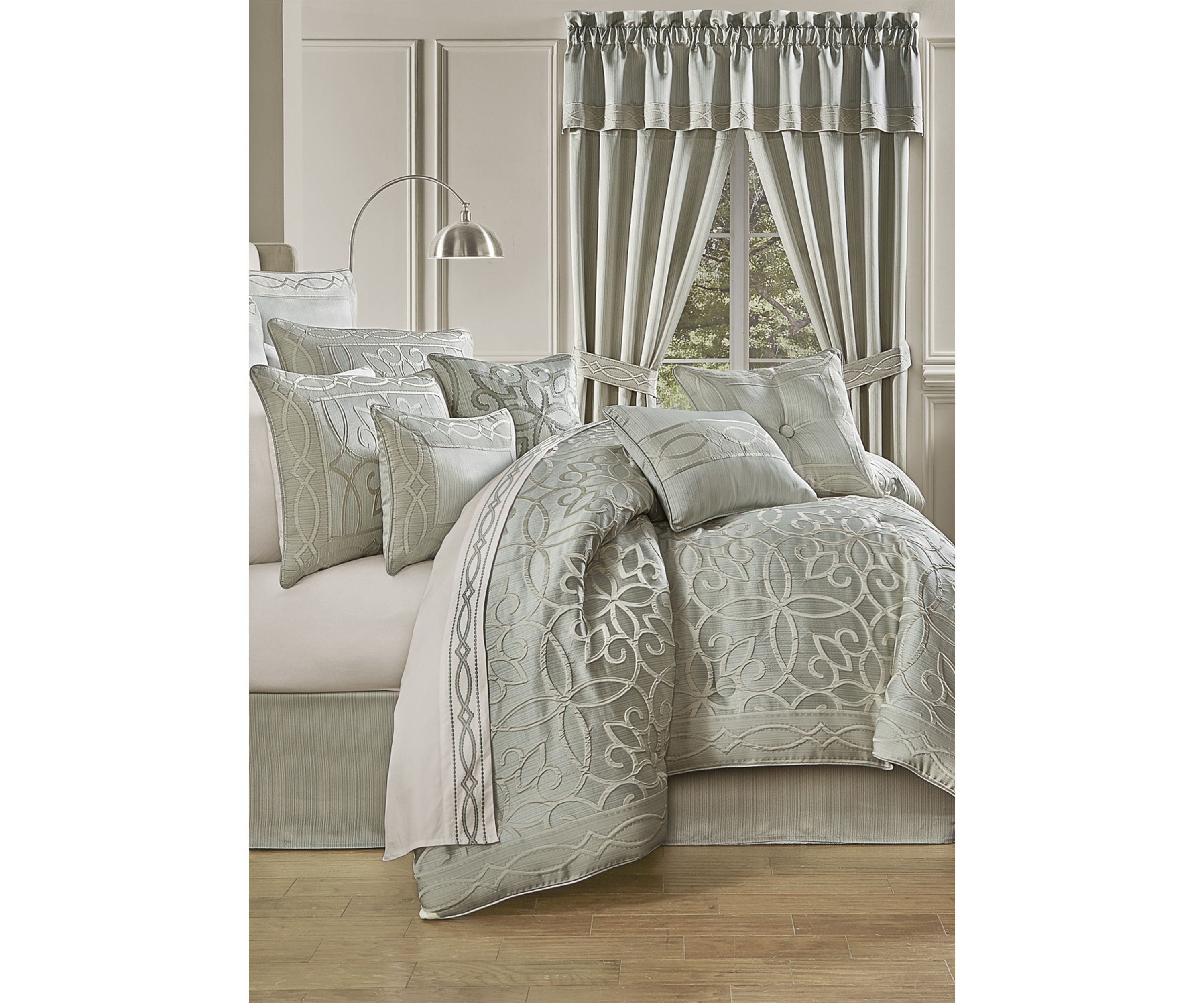 Nouveau 4pc. Comforter Set