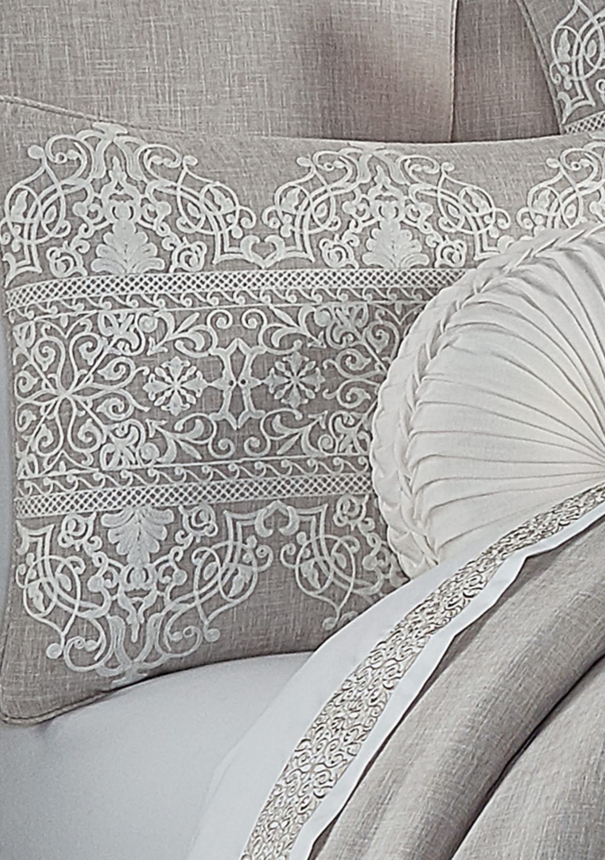 Aimee 4pc. Comforter Set