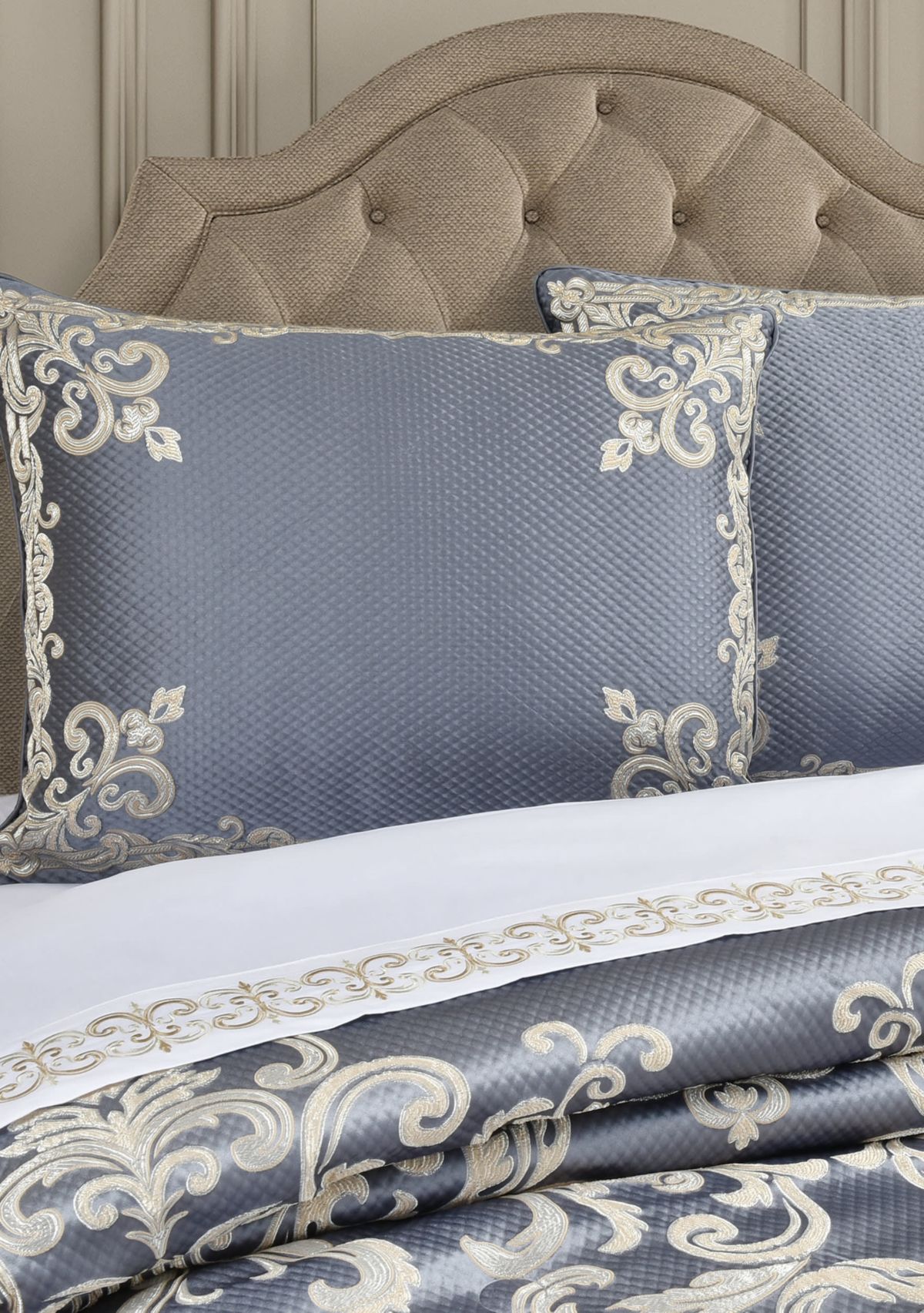 Dicaprio 4pc. Comforter Set