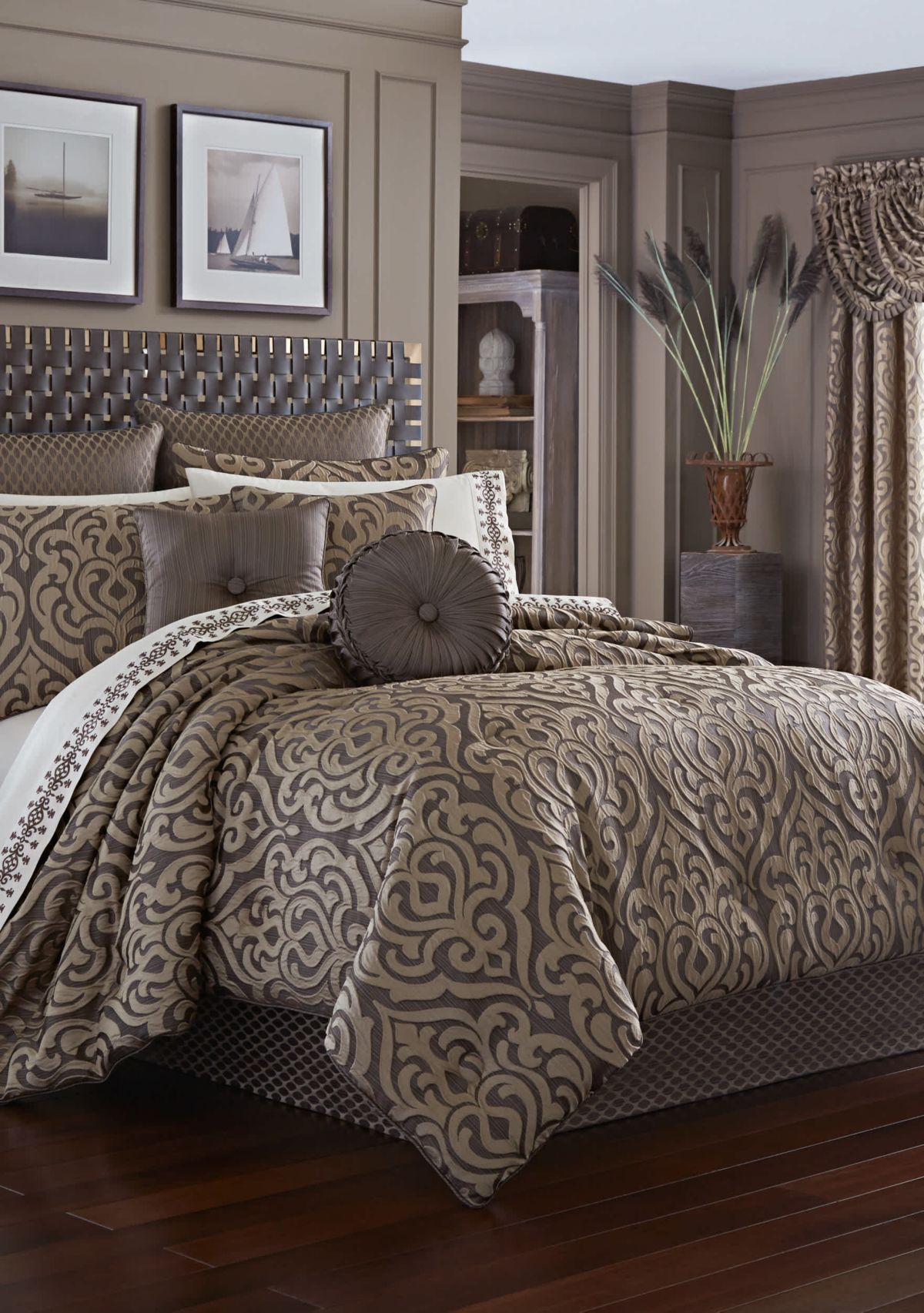 Astoria Tufted Round Pillow