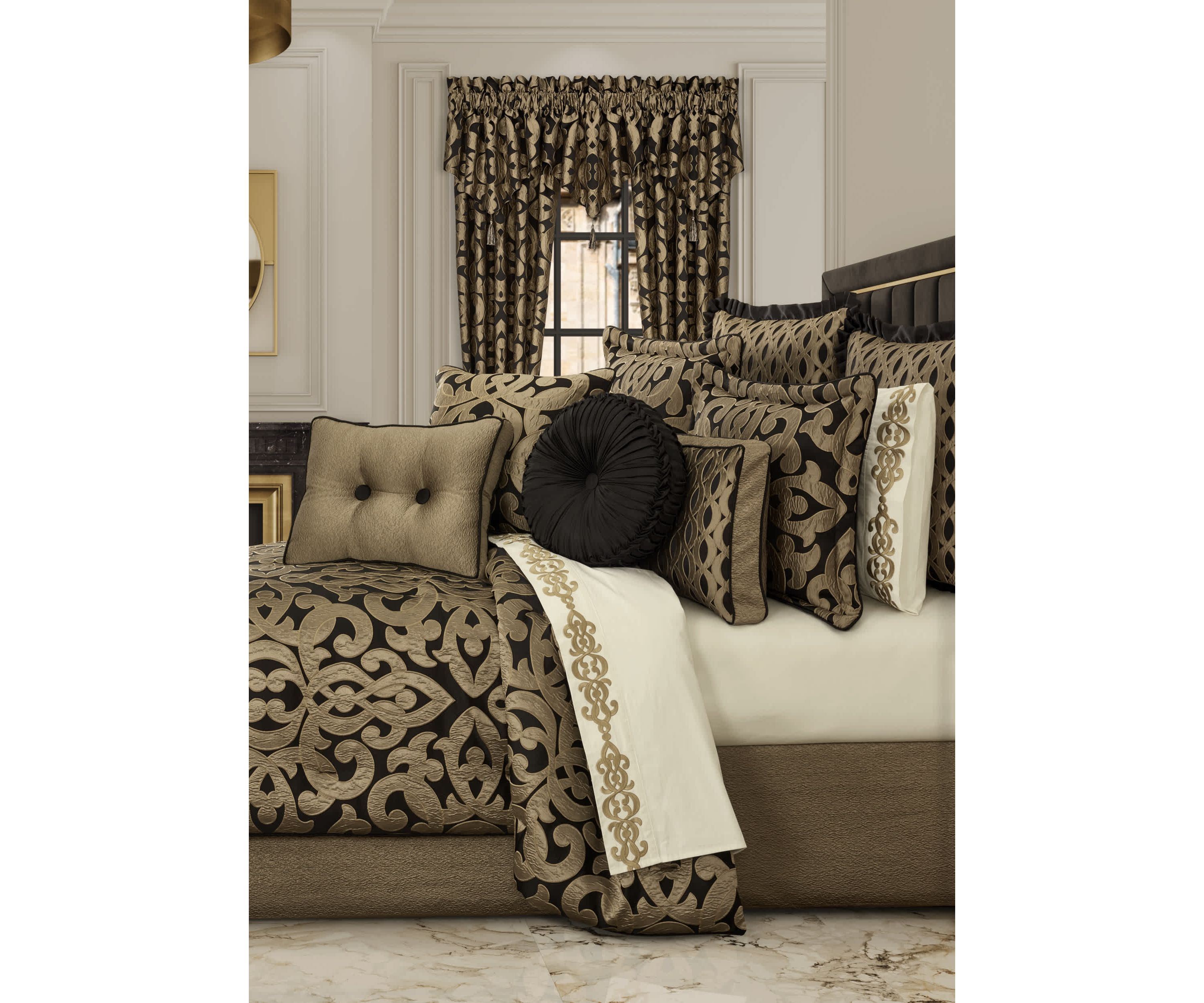 La Boheme Tufted Round Decorative Throw Pillow