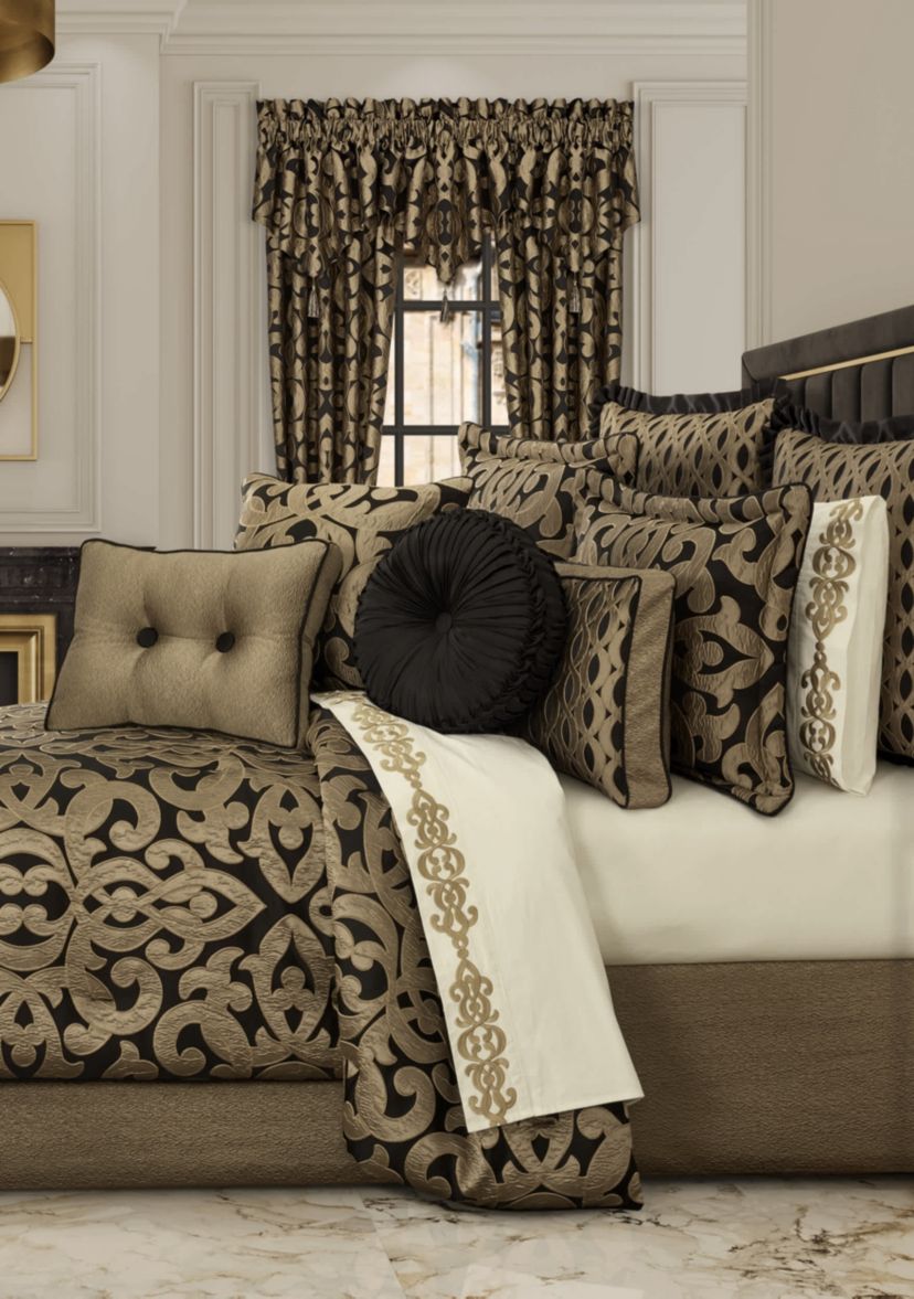 La Boheme Tufted Round Decorative Throw Pillow