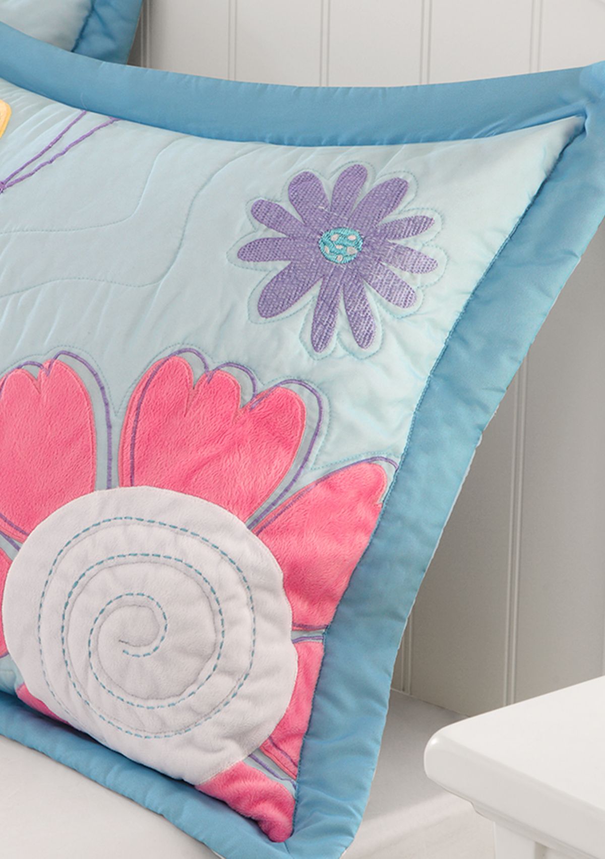 Crazy Daisy Reversible Coverlet Set