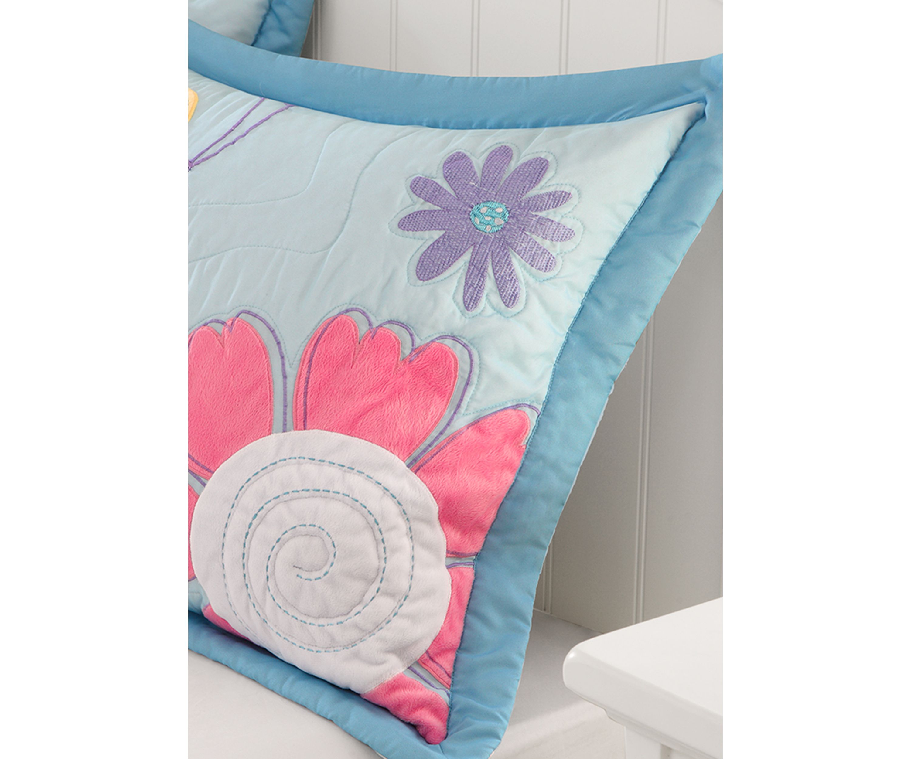 Crazy Daisy Reversible Coverlet Set