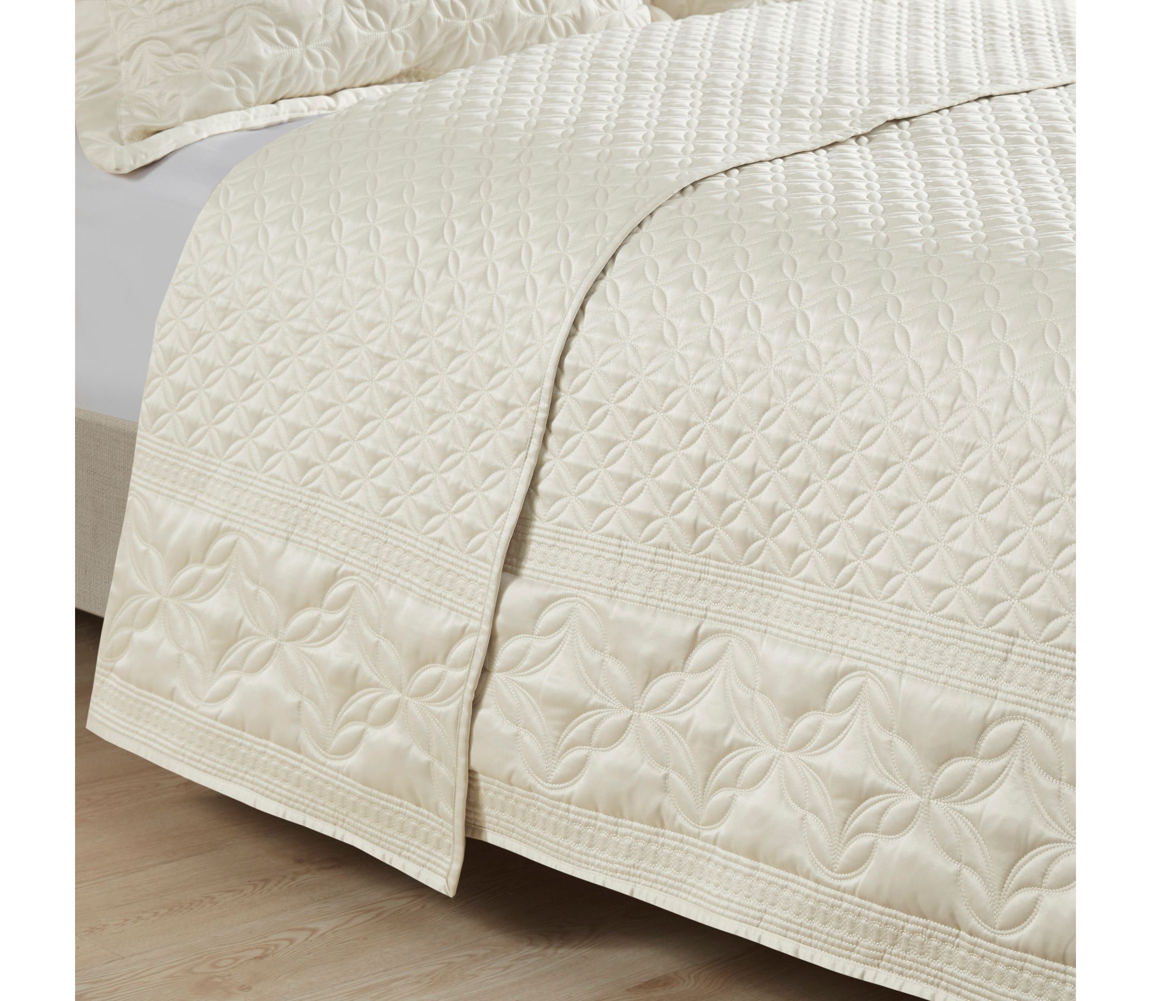 Versailles 3 Piece Quilt Set