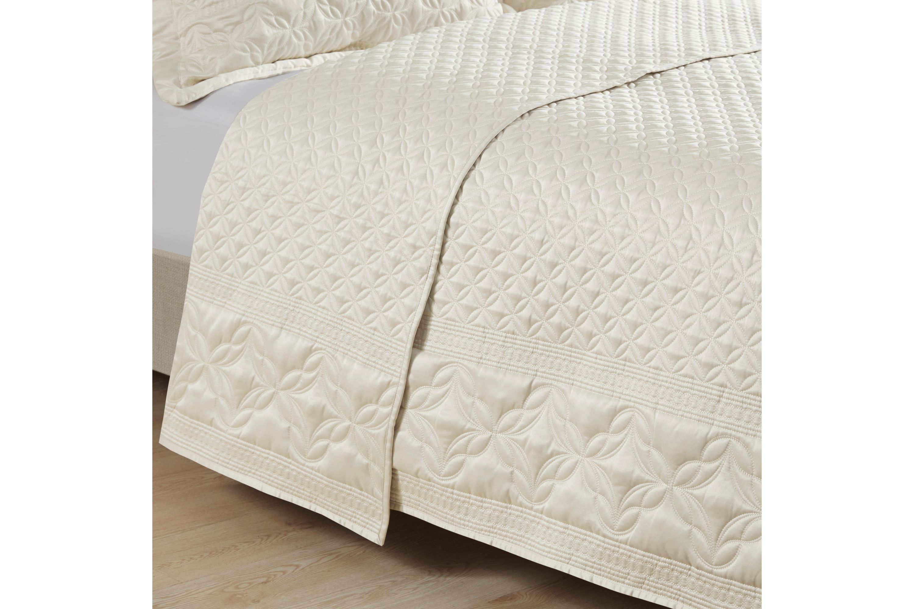 Versailles 3 Piece Quilt Set