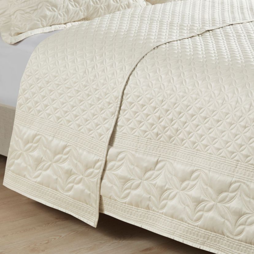 Versailles 3 Piece Quilt Set