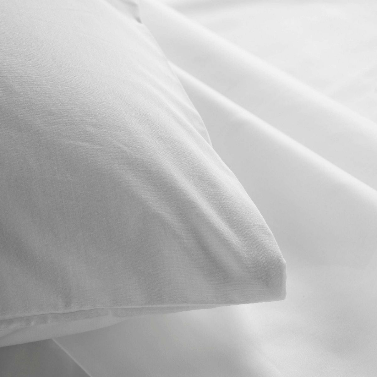 Saturday Linens by HiEnd Accents Vesper 350TC Sateen Classic Hotel Style 4 Piece Sheet Set