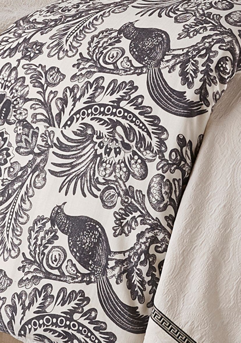 Liza White Matelassé Coverlet Set