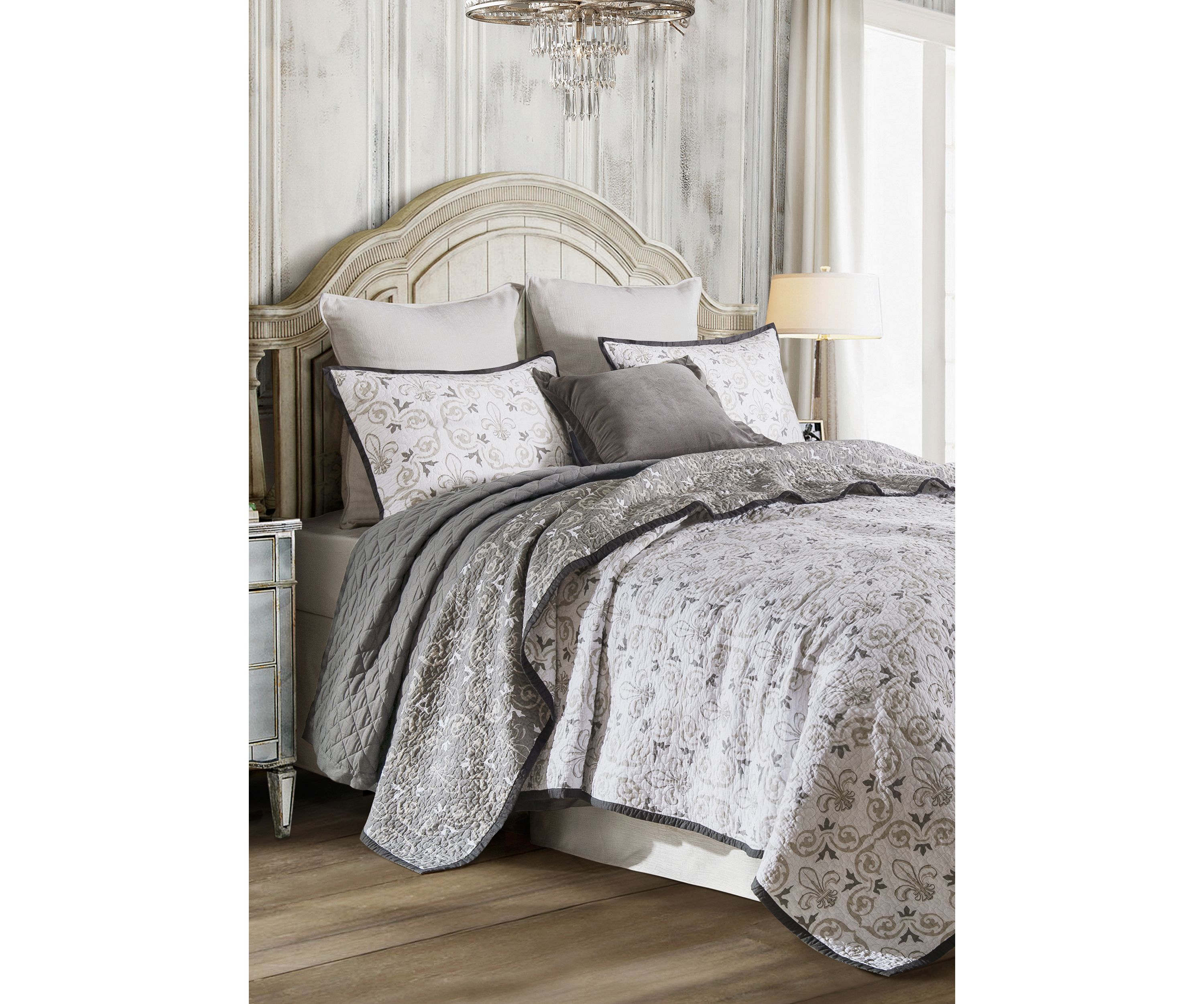 Fleur De Lis Reversible Quilt Set