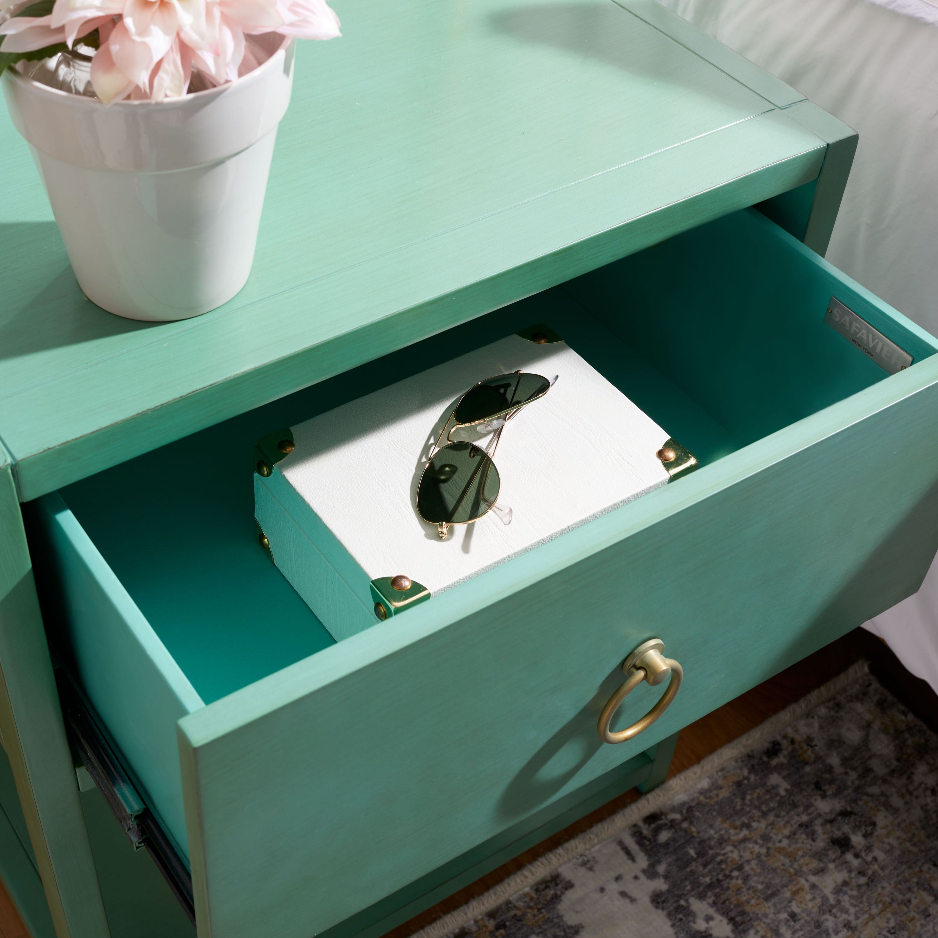 Yudi Shelf Nightstand