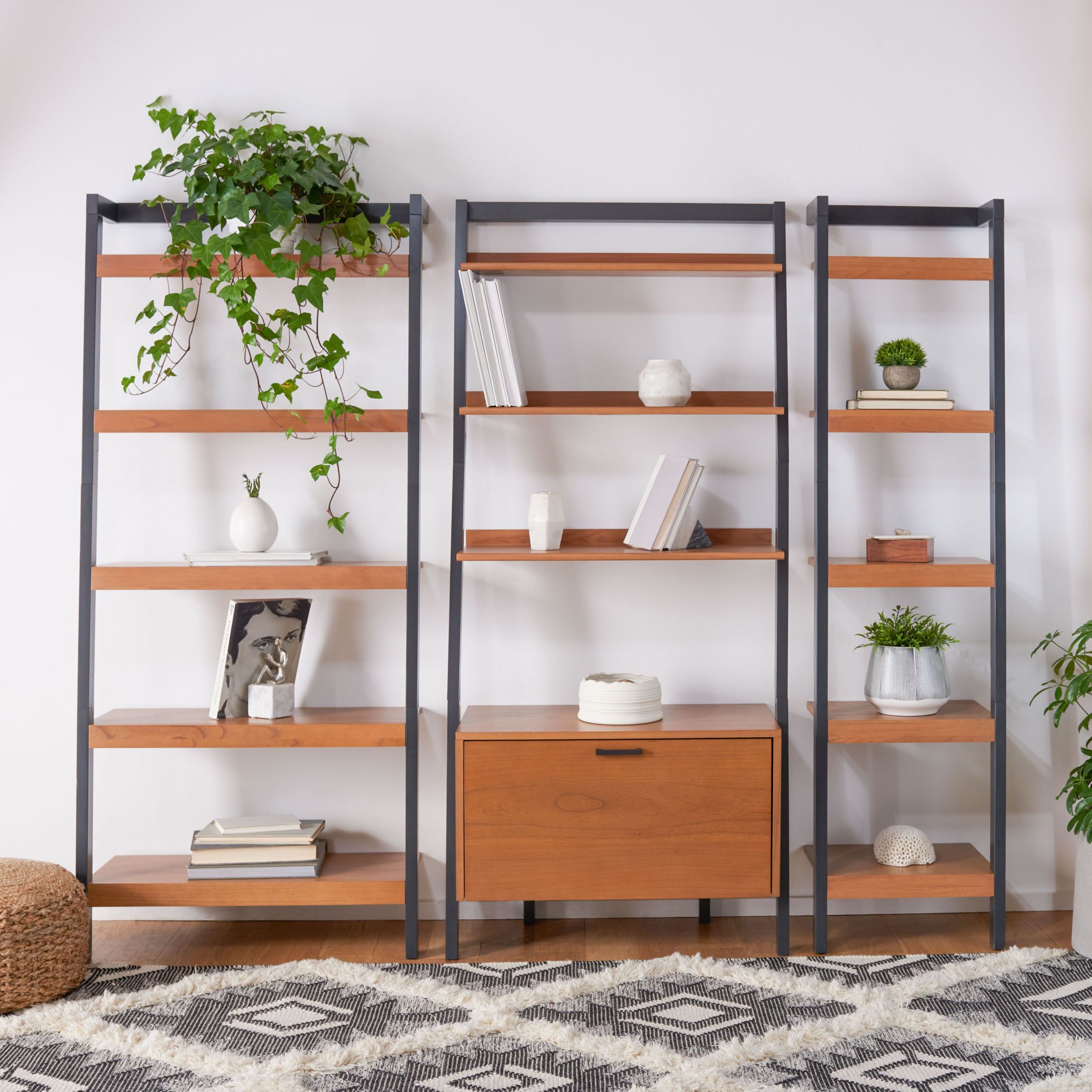 Yassi Leaning Etagere