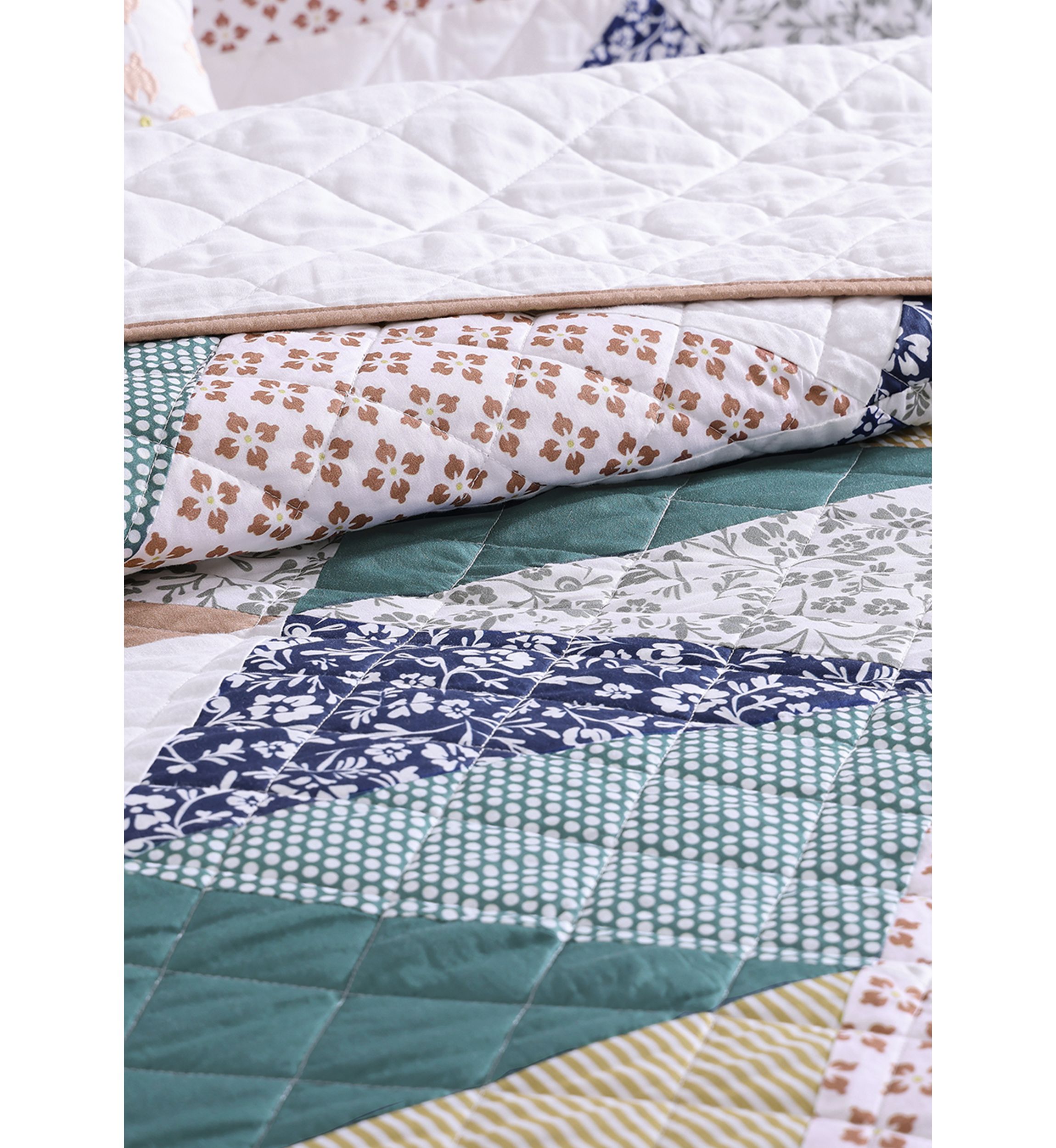 Floral Patchwork Quilt Set