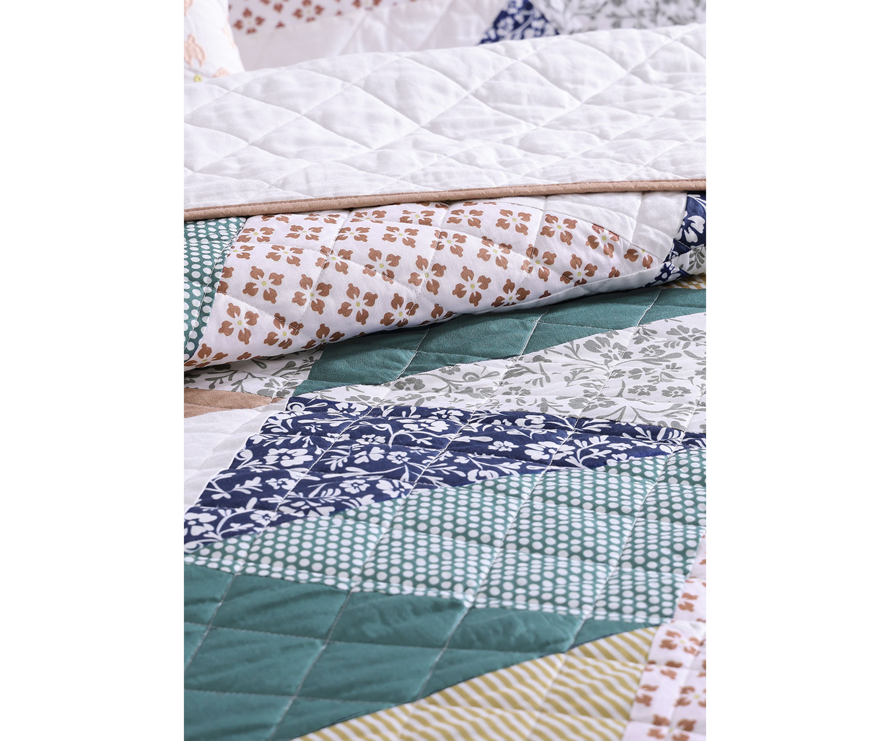 Floral Patchwork Quilt Set