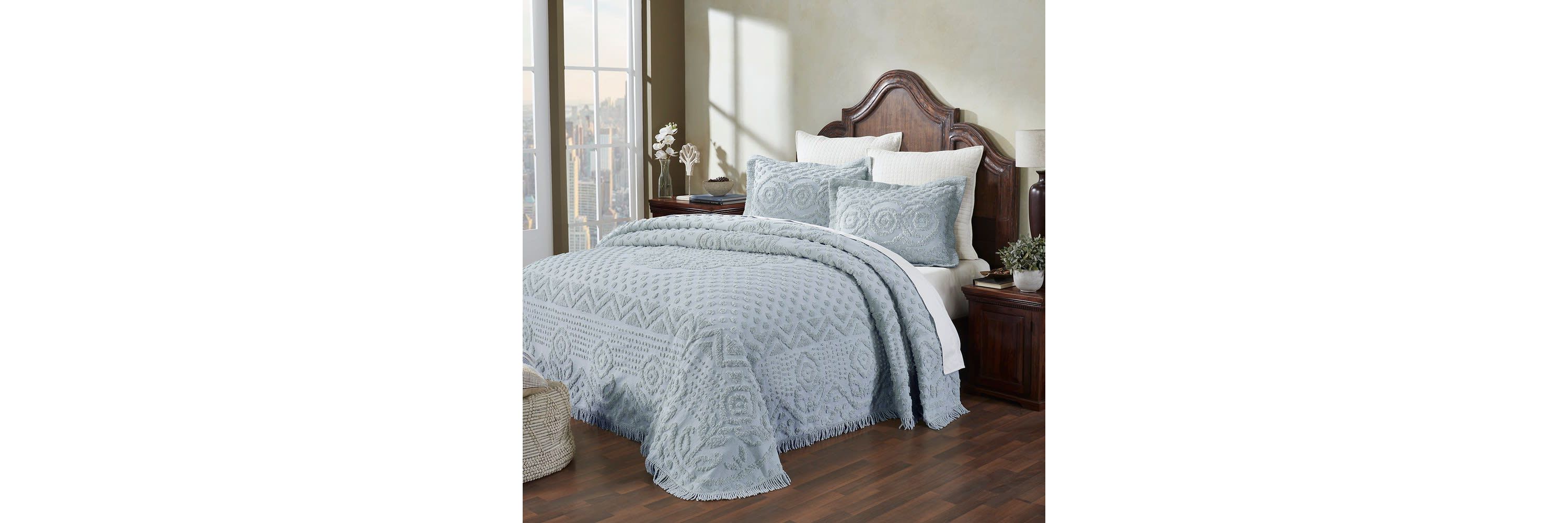 Heirloom Collection Queen Bedspread Set in Blue