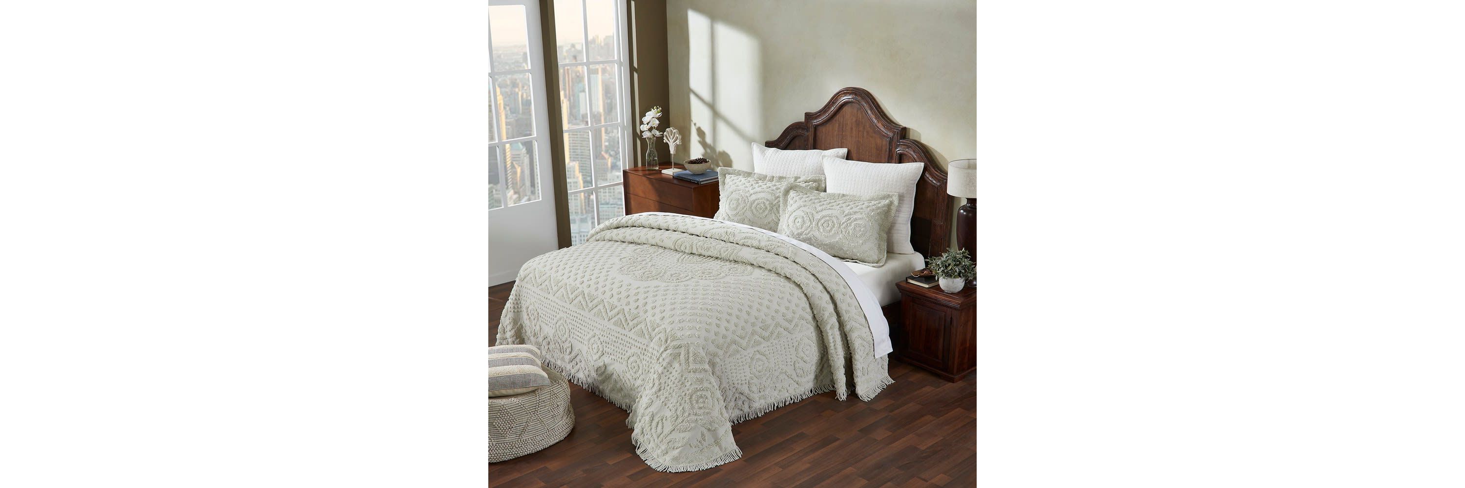 Heirloom Collection Full/Double Bedspread in Navy