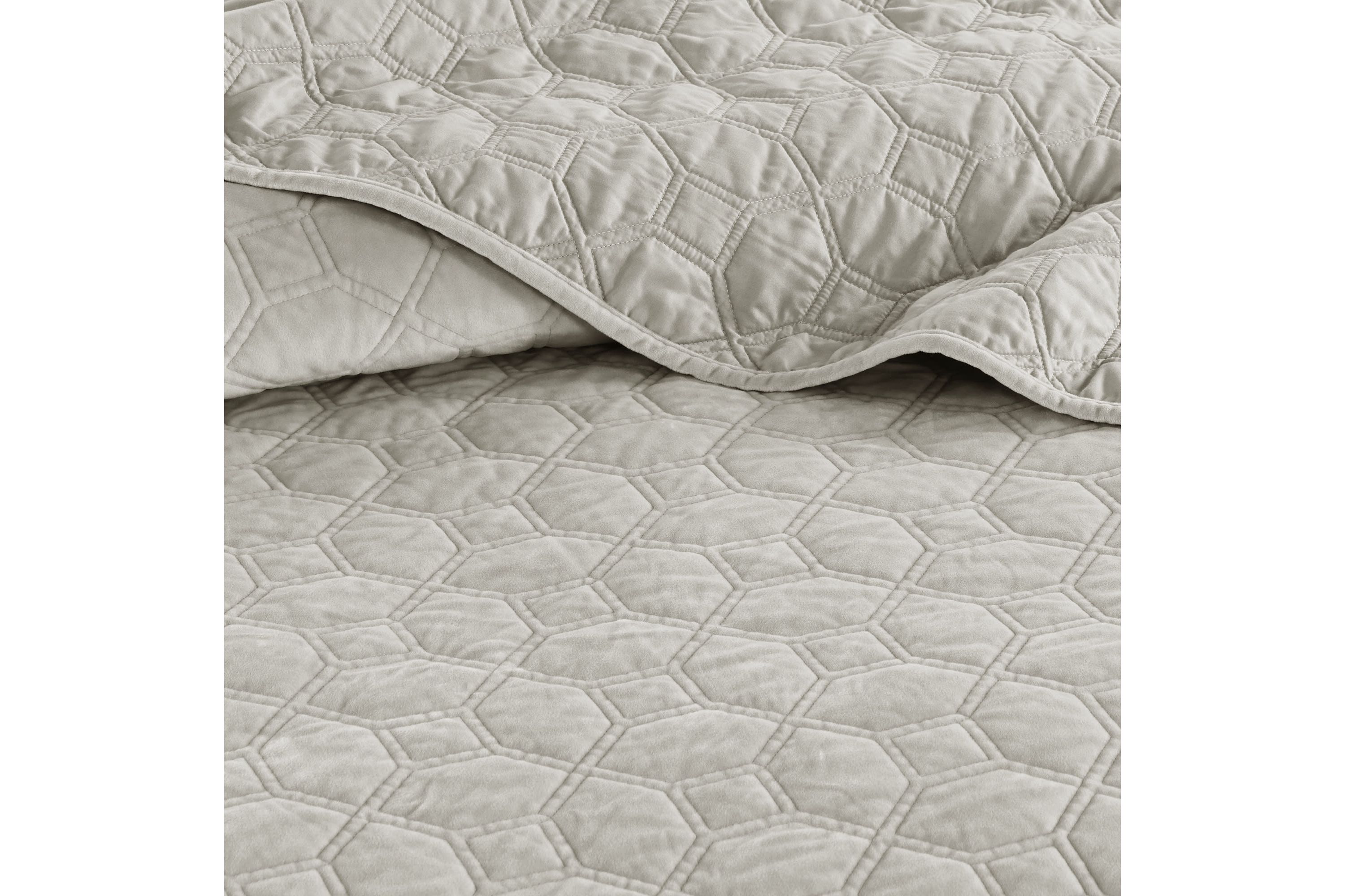 Harper Velvet 3 Piece Quilt Set
