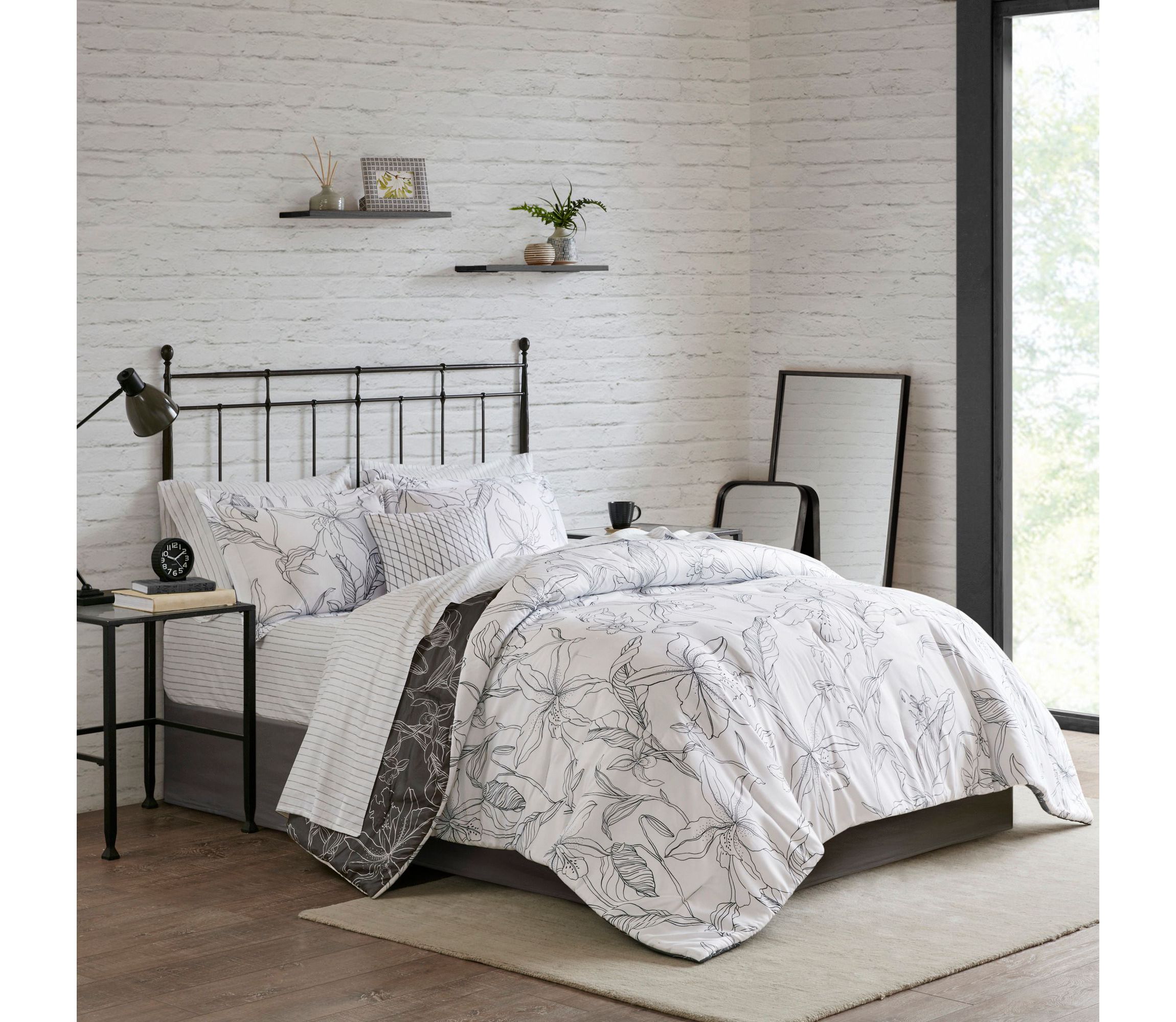 Lilia 7 Piece Reversible Complete bedding set with Cotton Sheet