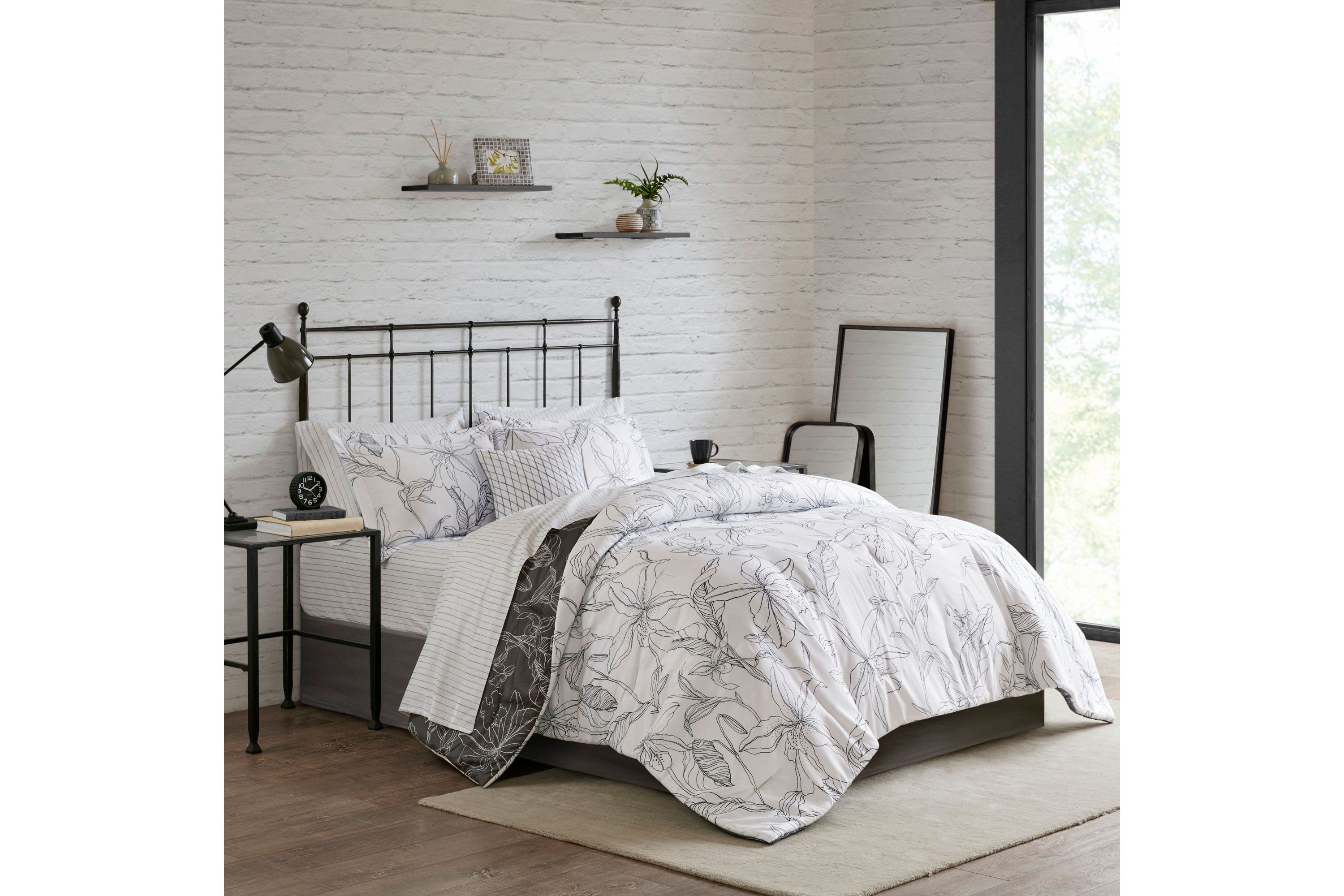 Lilia 7 Piece Reversible Complete bedding set with Cotton Sheet