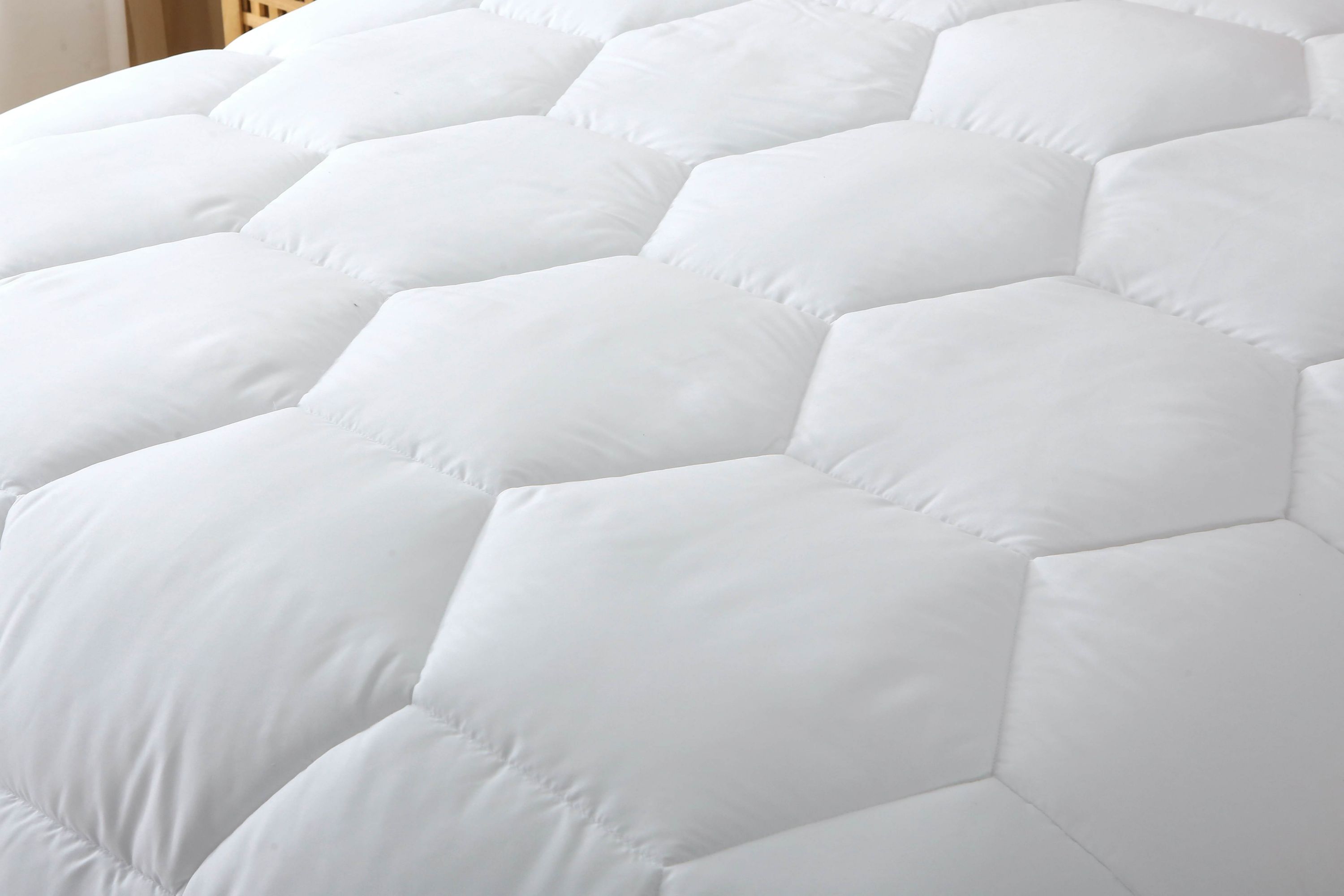 Better Style Home Microfiber Winter Comforter Insert Twin Size in White